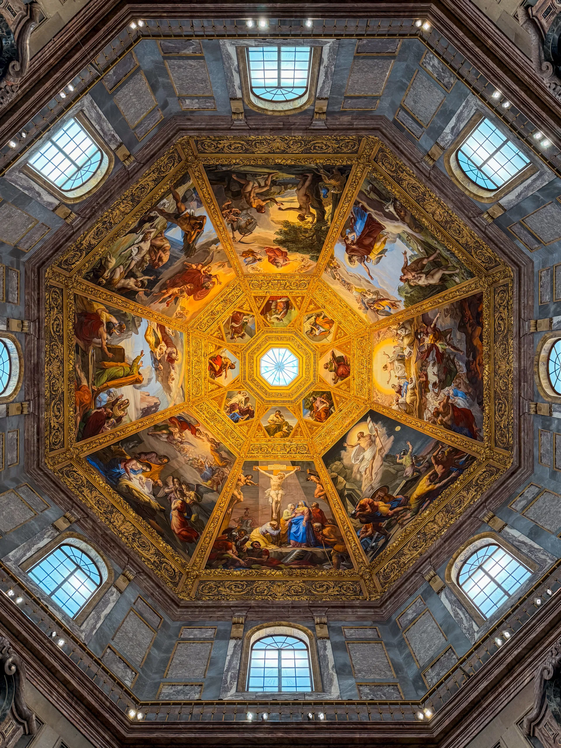 Zdobiona freskami kopuła Kaplicy Medyceuszy we Florencji, pełna złotych detali i renesansowych malowideł.