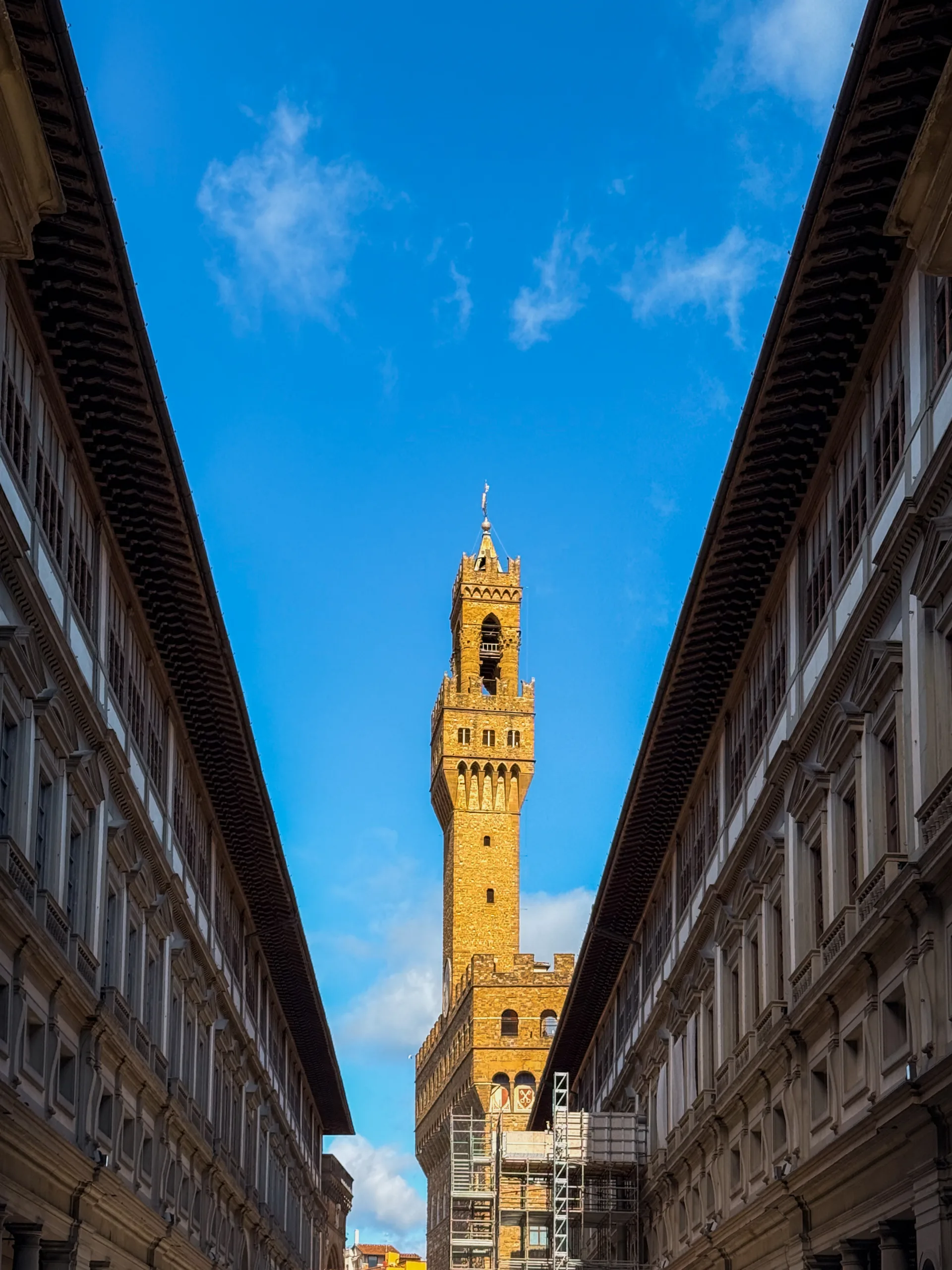 Wieża Palazzo Vecchio widziana z dziedzińca Galerii Uffizi we Florencji, Włochy.