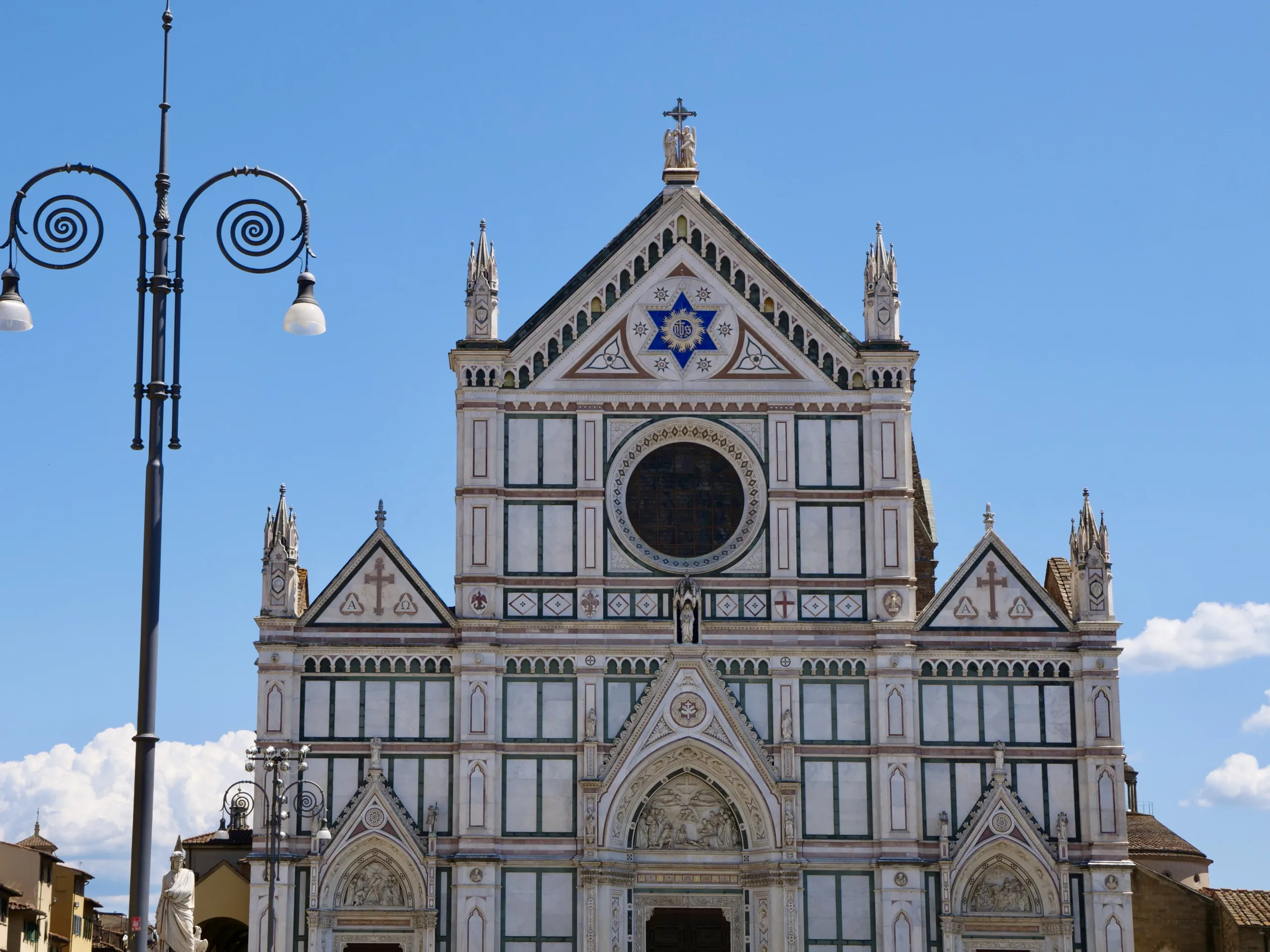 Fasada Bazyliki Santa Croce we Florencji, zdobiona marmurem i symbolami zakonu franciszkanów.