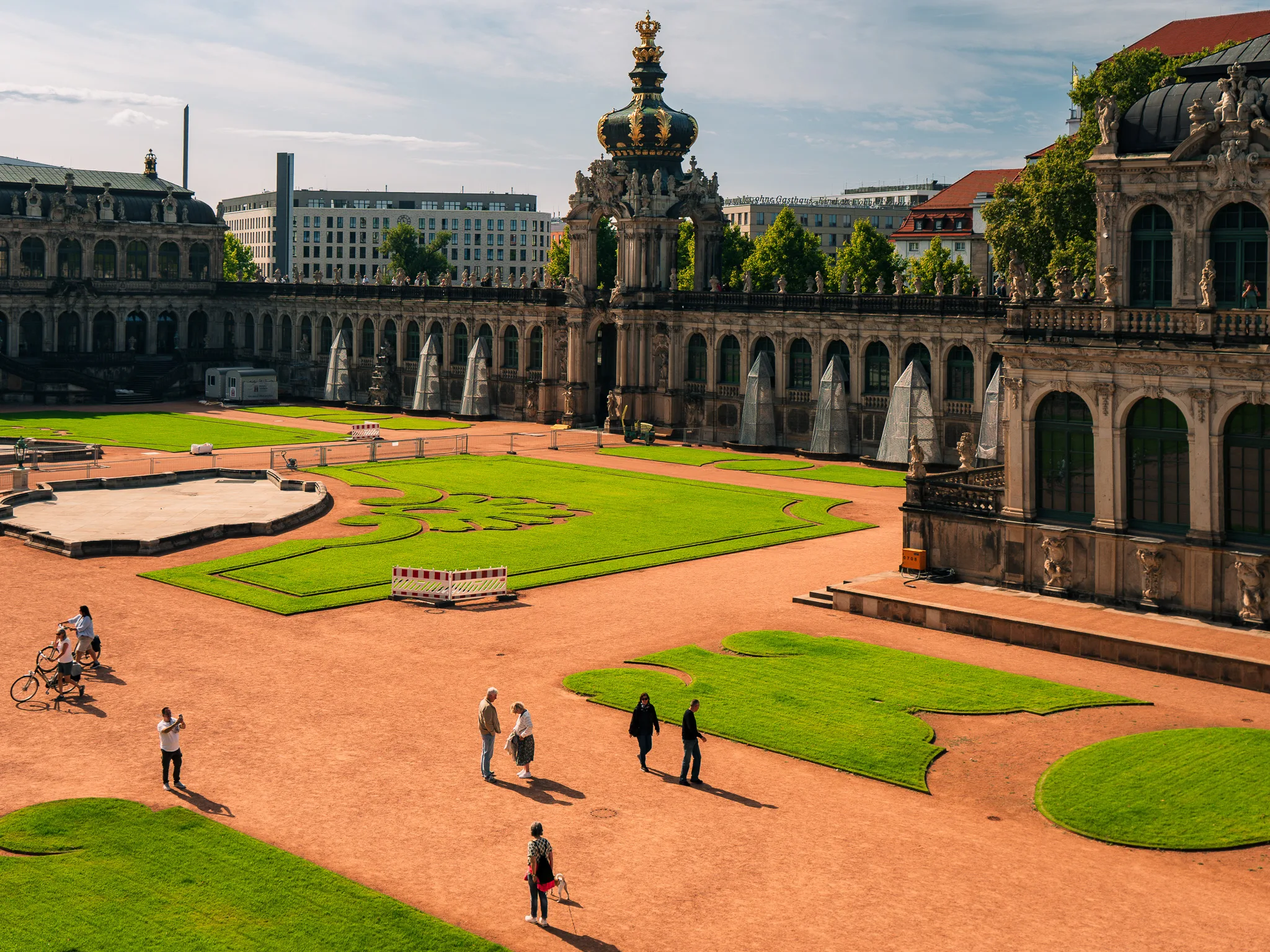 Panorama kompleksu Zwinger w Dreźnie – ogrody, fontanny i pawilony barokowe w słońcu