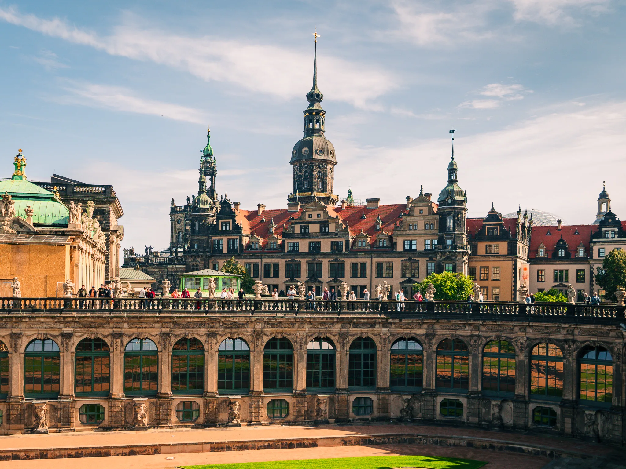 Widok na Zamek Królewski w Dreźnie z tarasów Zwingera – barokowe wieże i czerwone dachy