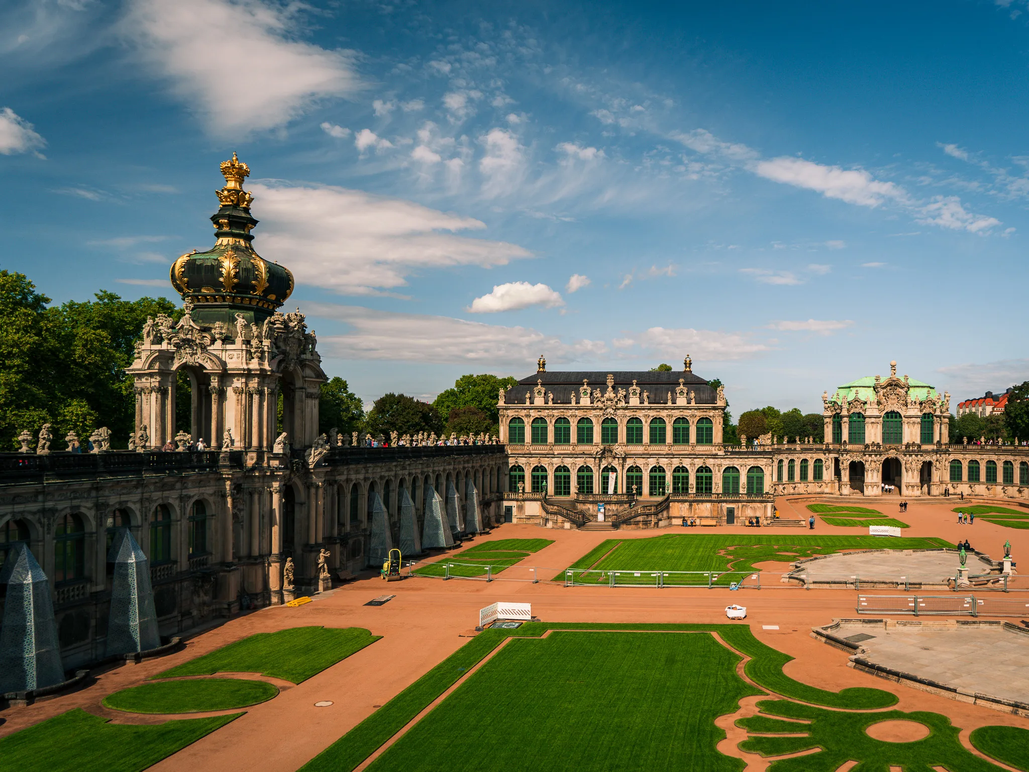 Dziedziniec Zwingera w Dreźnie z barokowymi arkadami i złotą koroną Bramy Koronnej