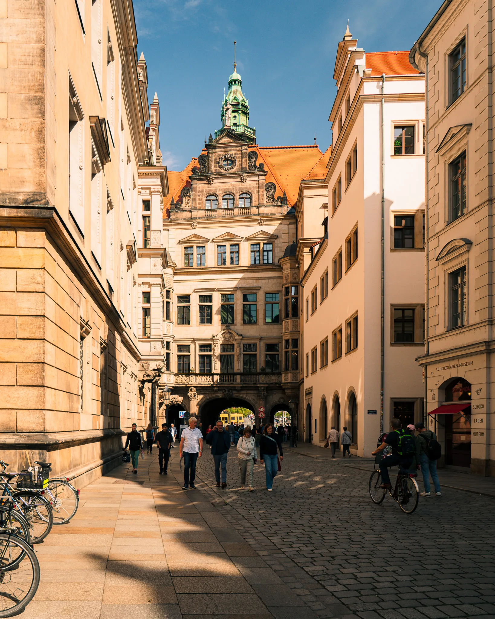 Dziedziniec Stallhof w Dreźnie z arkadami i zdobioną fasadą budynków Zamku Królewskiego