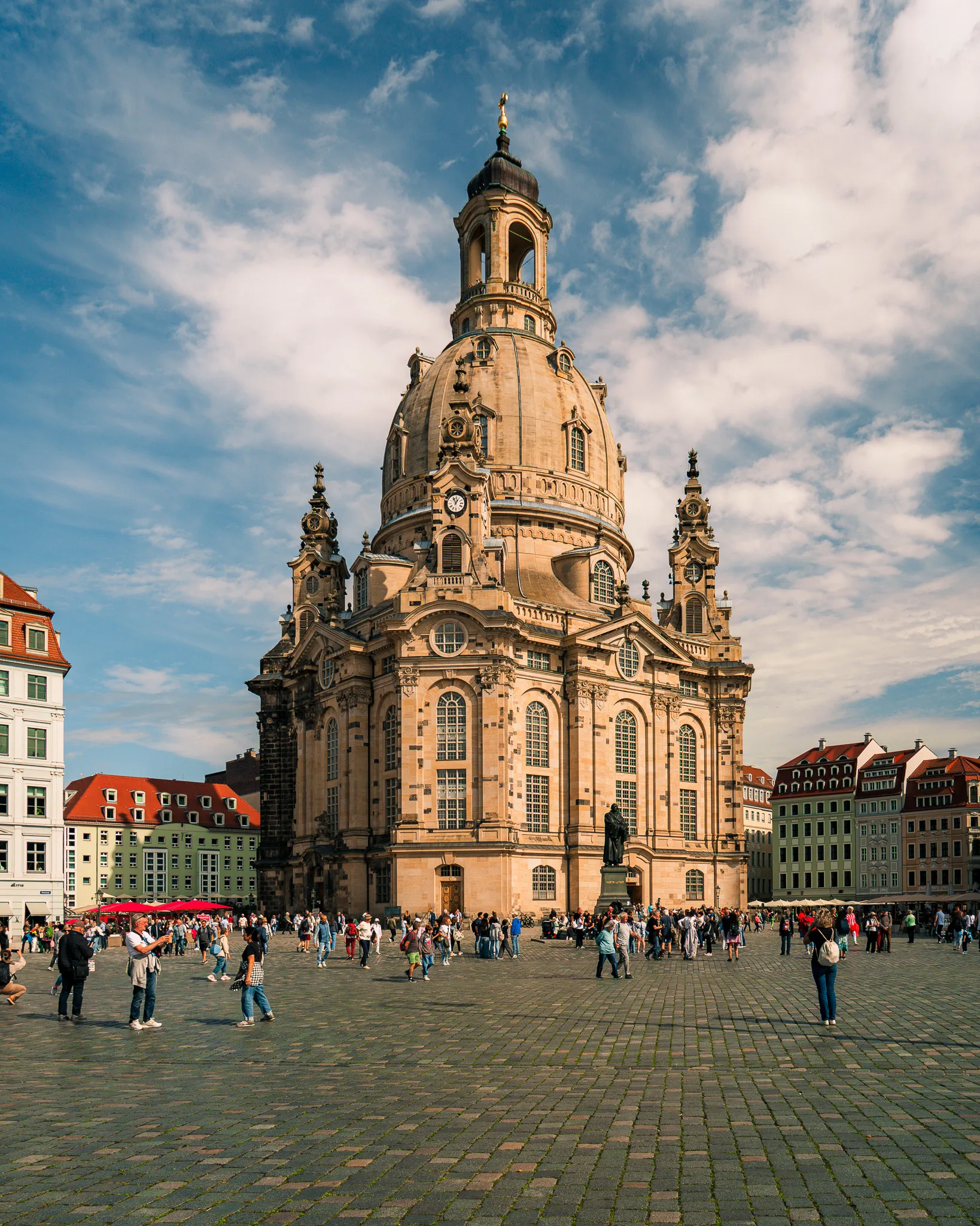 Kościół Frauenkirche w Dreźnie – główny plac Neumarkt otoczony kolorowymi kamienicami