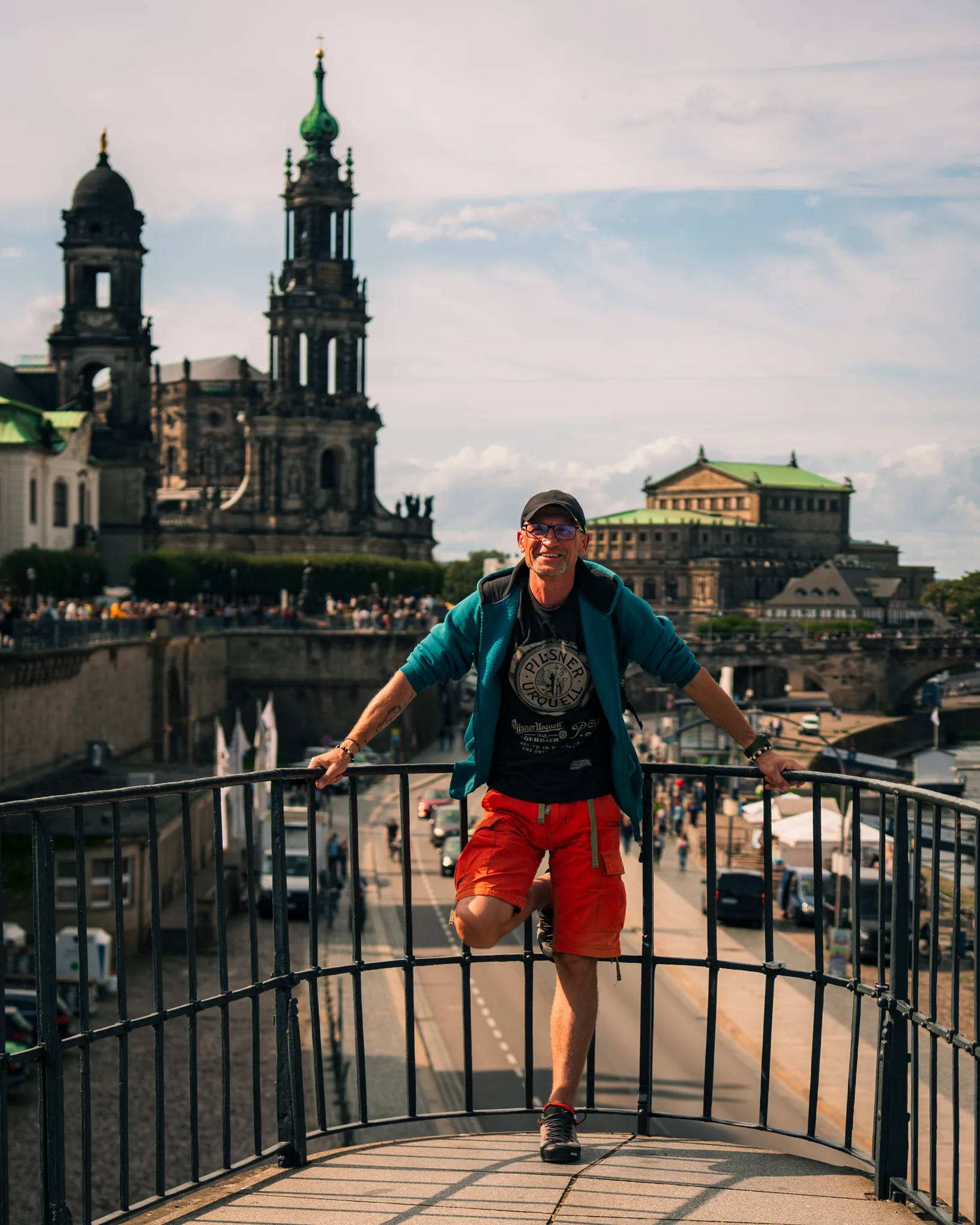 Ulica i kamienice w Dreźnie z kopułą Frauenkirche w tle – widok z tarasów Brühla