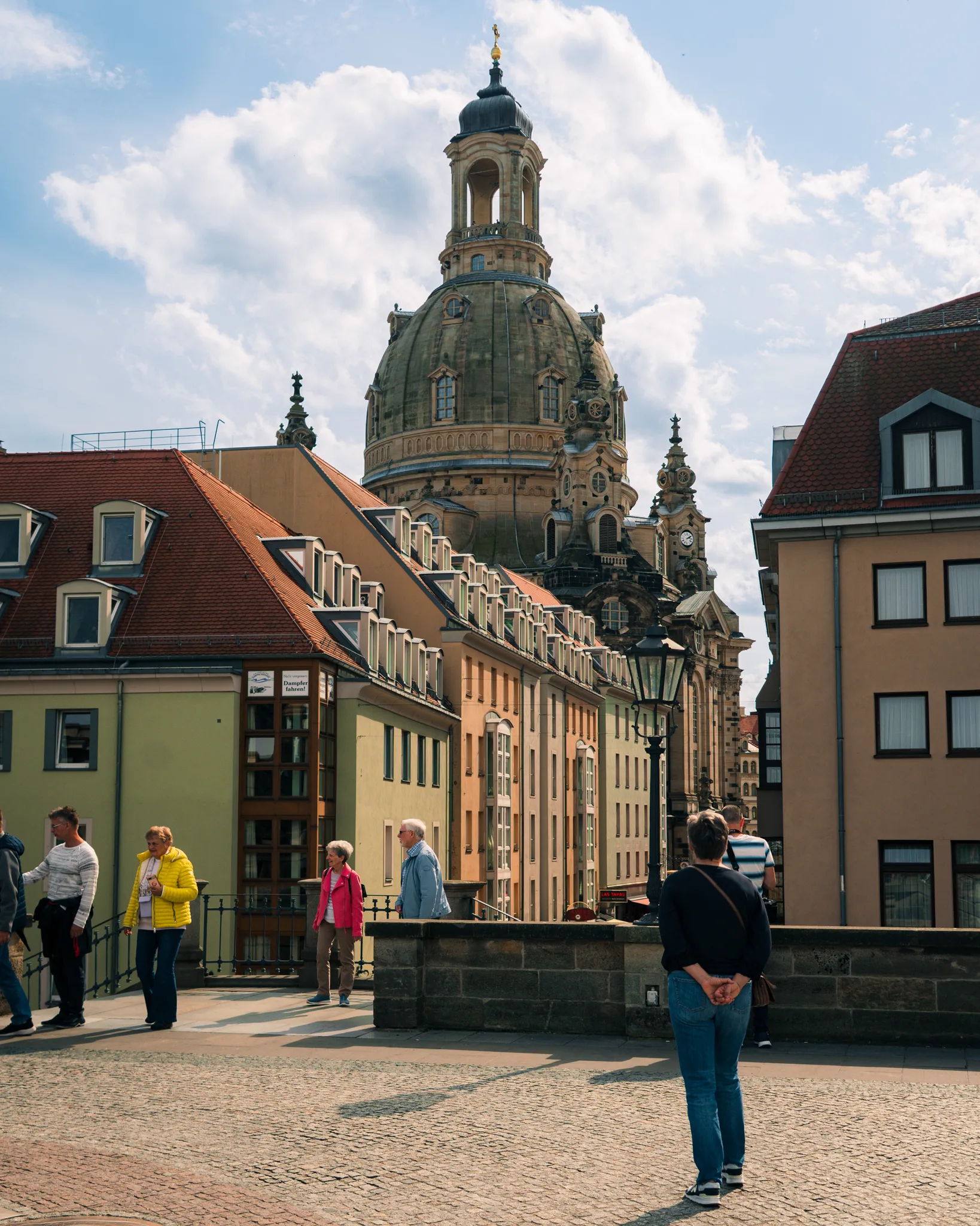 Spacer po tarasach Brühla w Dreźnie z widokiem na barokowe wieże katedry i rzekę Łabę