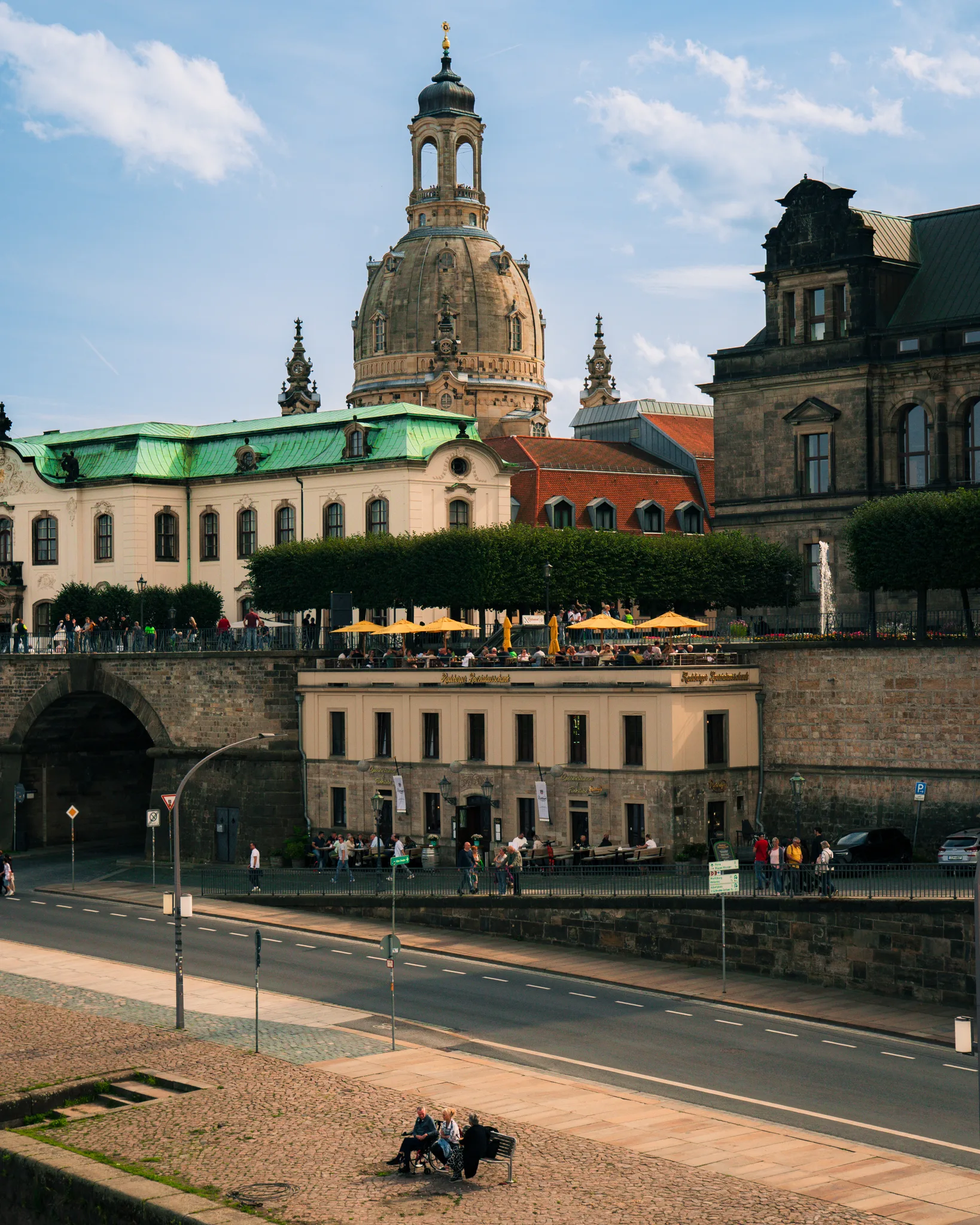 Widok na kościół Frauenkirche i zabytkowe budynki nad Łabą w Dreźnie
