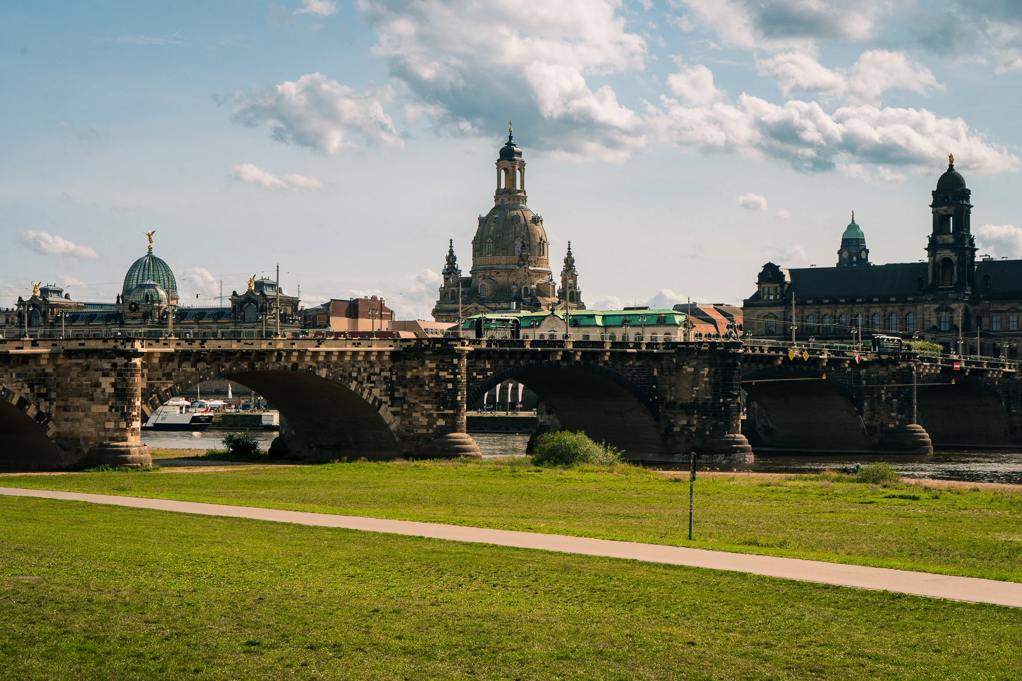 Most Augusta i panorama Drezna z kopułą Frauenkirche widoczną nad Łabą – klasyczny widok na Stare Miasto