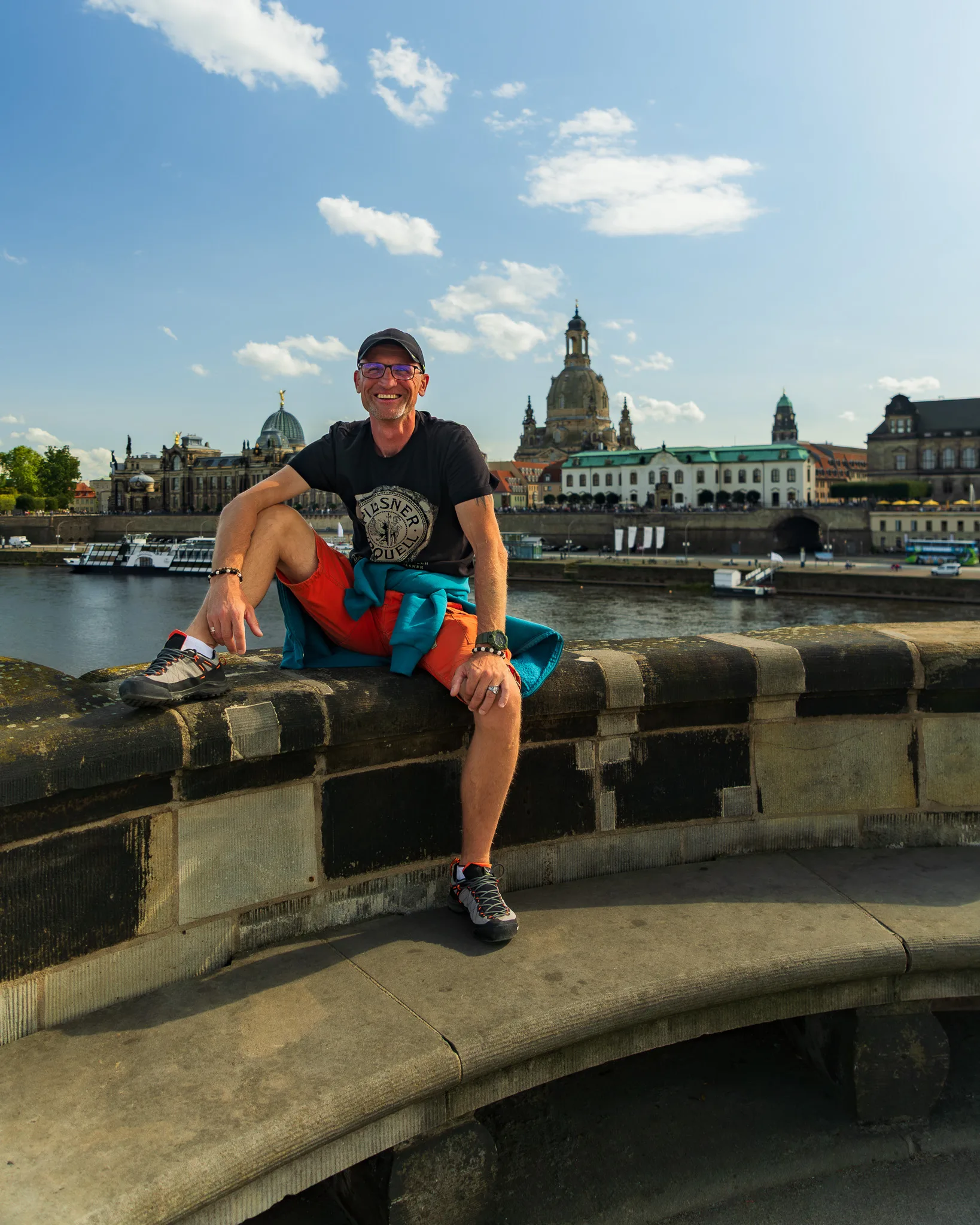 Widok na panoramę Drezna z mostu Augusta – w tle kopuła Frauenkirche i budynki Starego Miasta