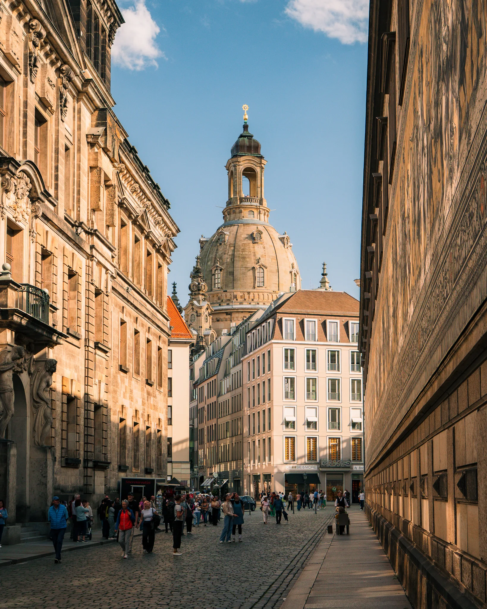 Ulica w Dreźnie prowadząca do Frauenkirche, po prawej stronie mural Orszak Książęcy