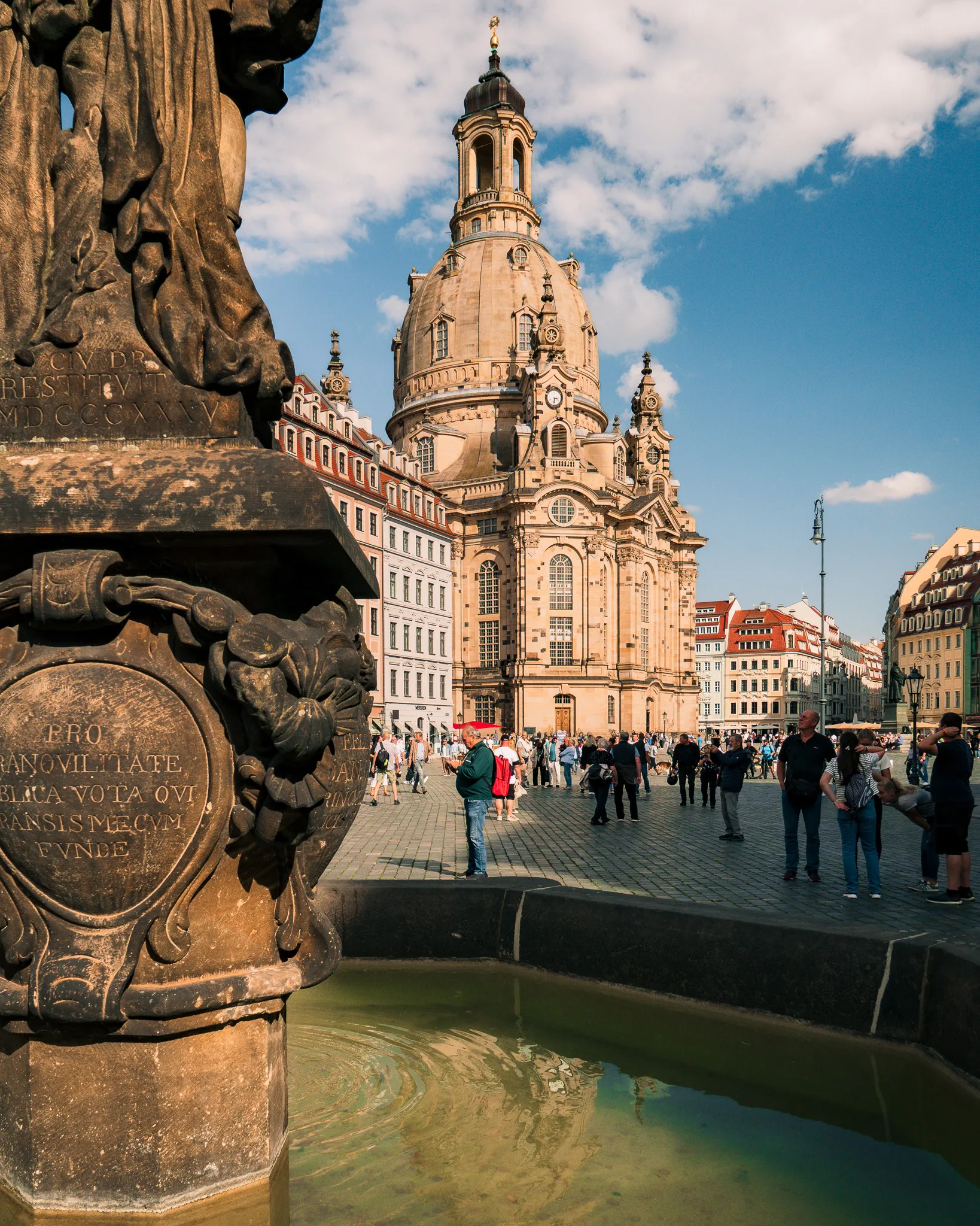 Plac Neumarkt w Dreźnie z widokiem na barokowy kościół Frauenkirche i fontannę w słońcu