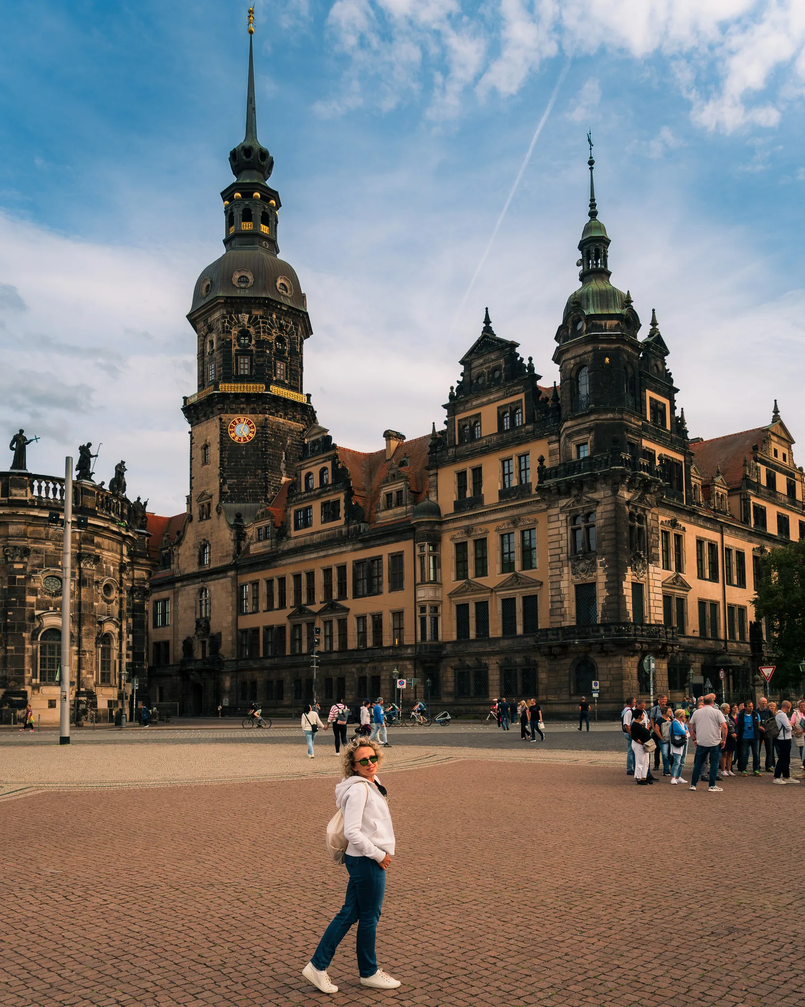 Dziedziniec Zamku Królewskiego w Dreźnie z wieżą Hausmannsturm i barokową zabudową