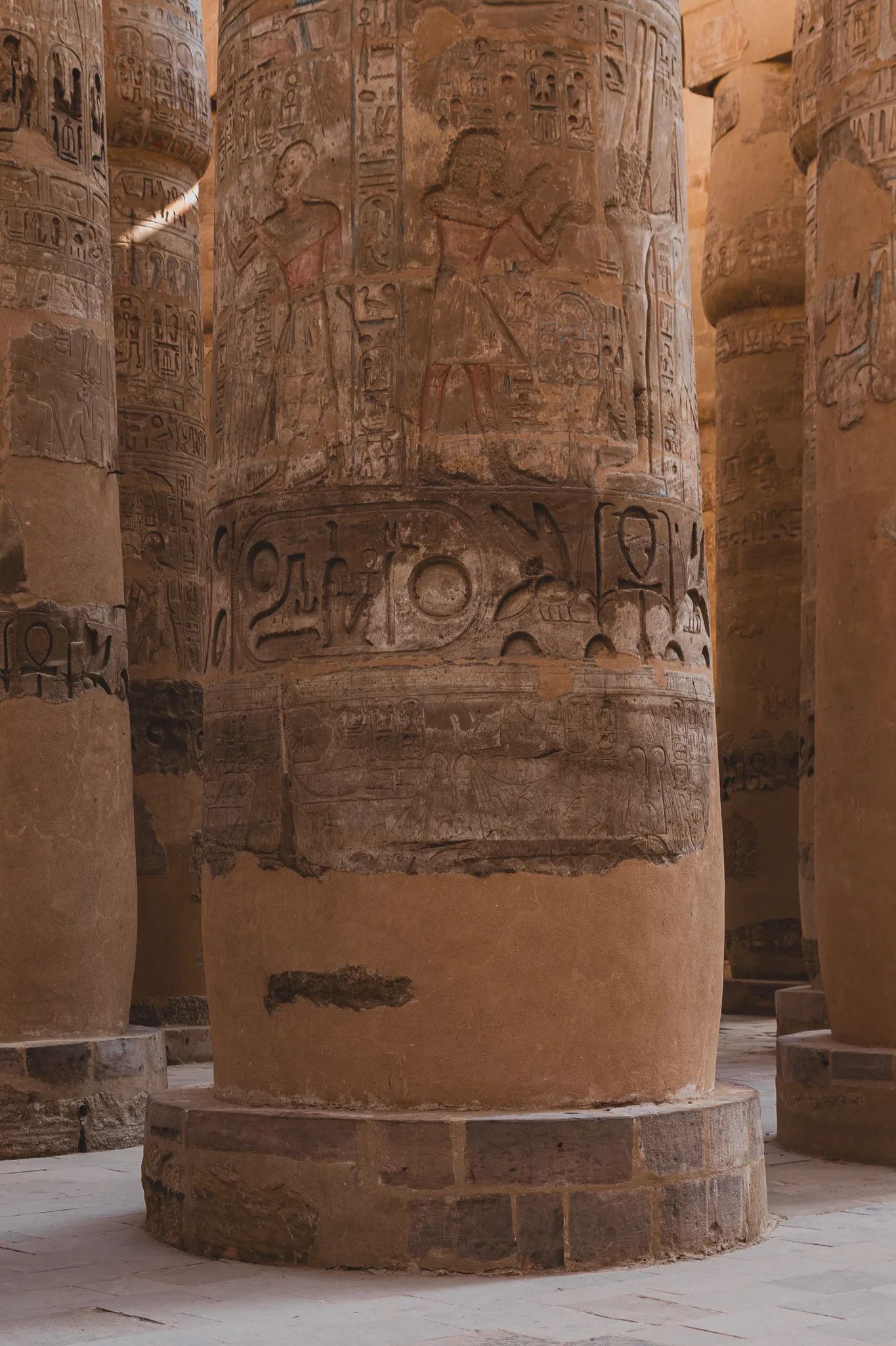 Zdobiona hieroglifami kolumna w Wielkiej Sali Hypostylowej świątyni Karnak w Luksorze.