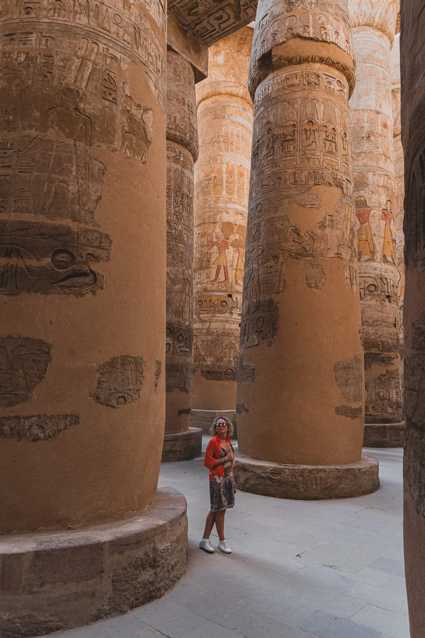 Zwiedzająca wśród monumentalnych kolumn Wielkiej Sali Hypostylowej świątyni Karnak w Luksorze.
