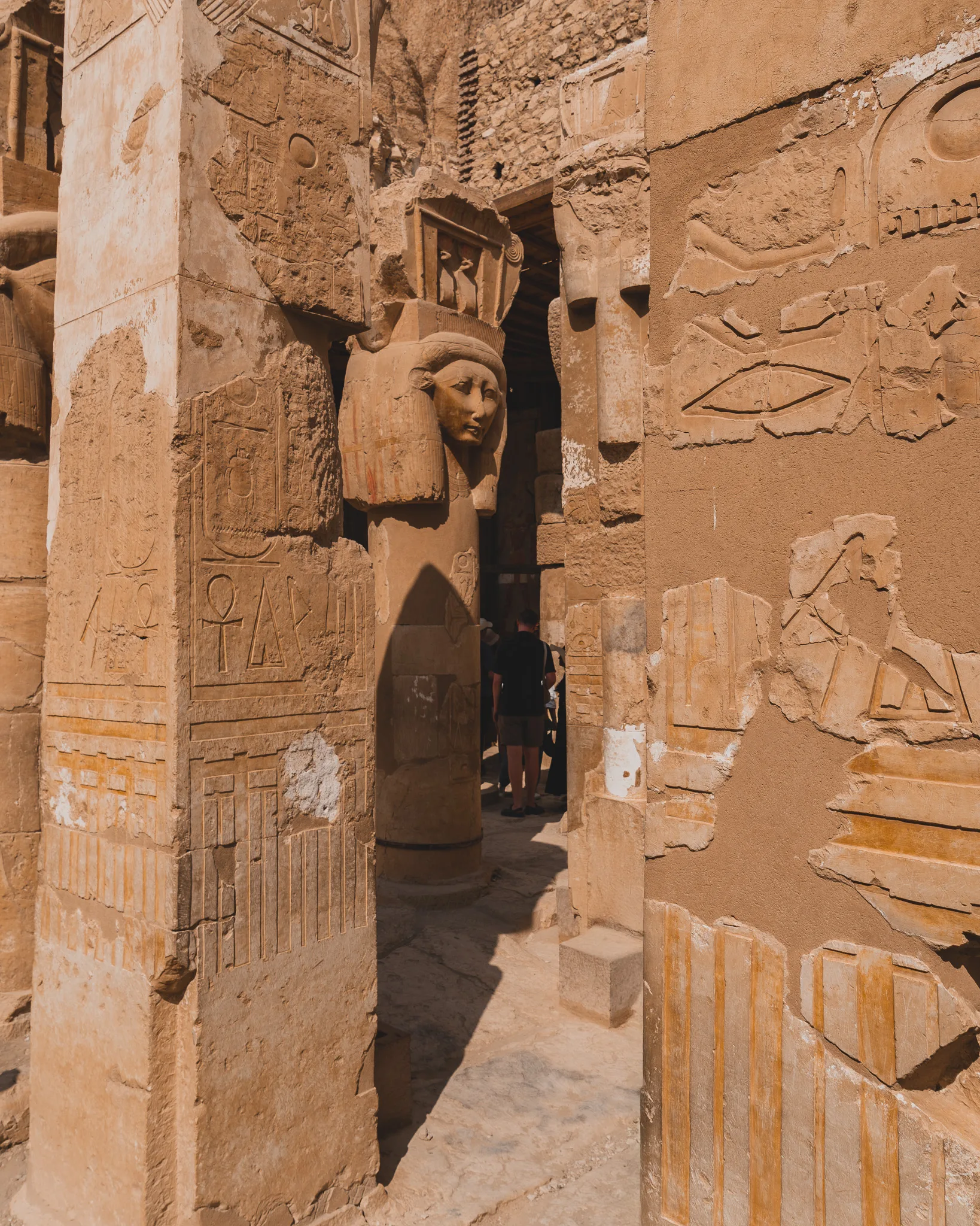 Świątynia Hatszepsut - kolumny z głowami Hathor