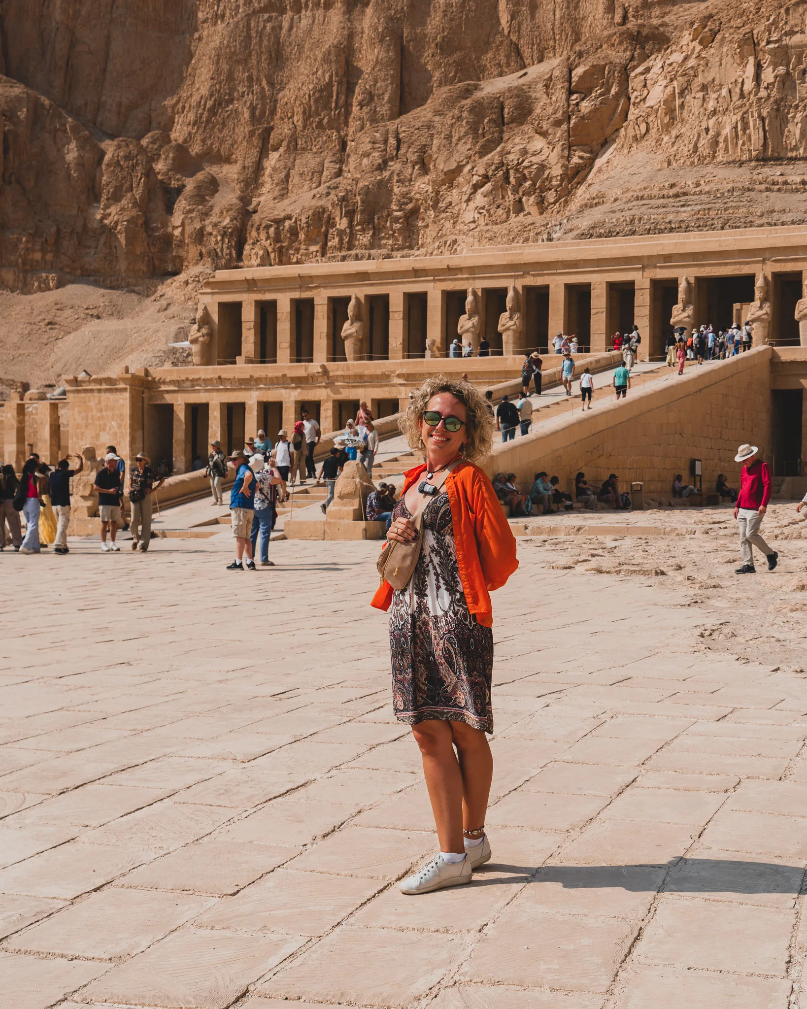 Zwiedzanie świątyni Hatszepsut - tarasy i kolumny