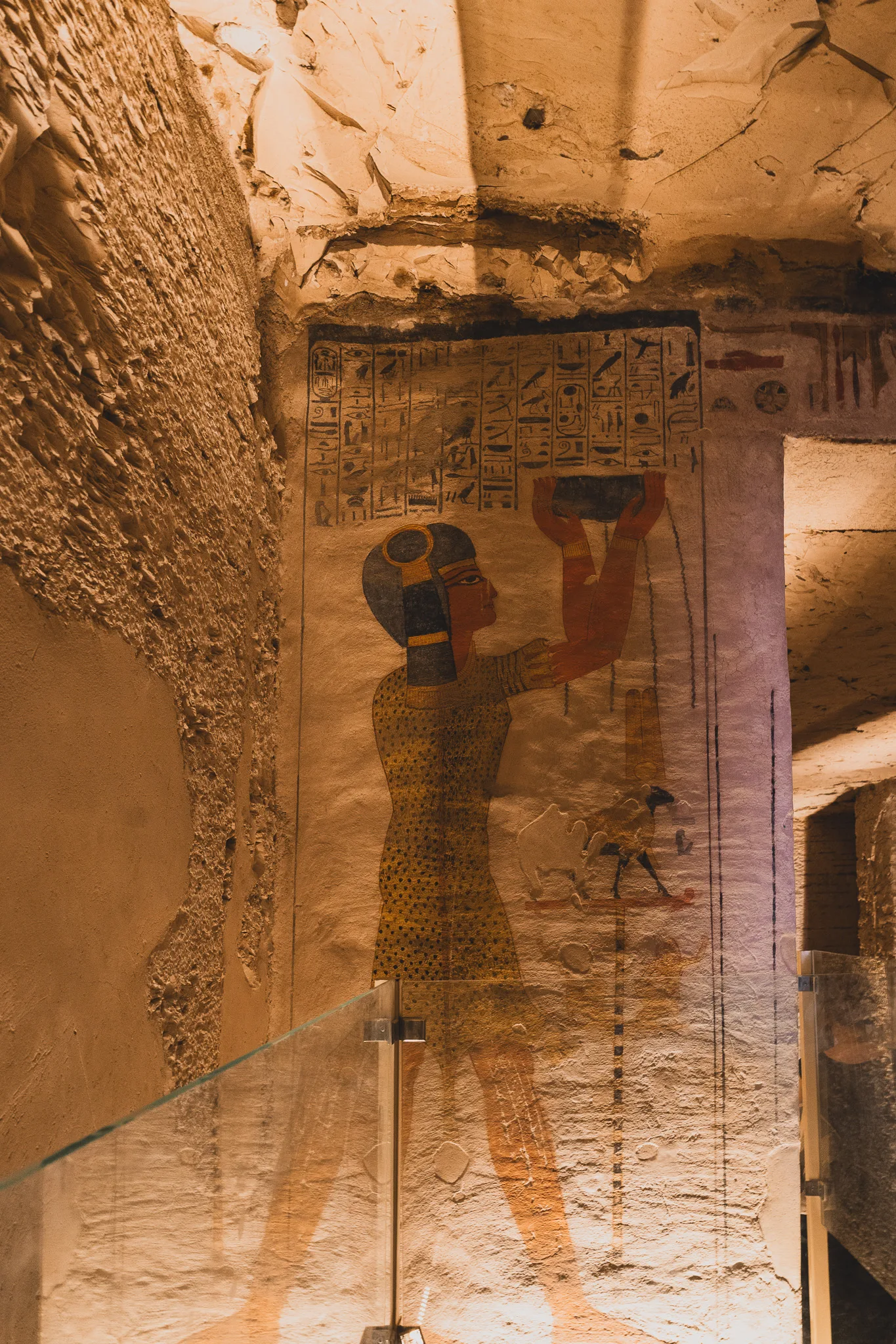 Zbliżenie na kolorowe hieroglify i płaskorzeźby w grobowcu w Dolinie Królów.