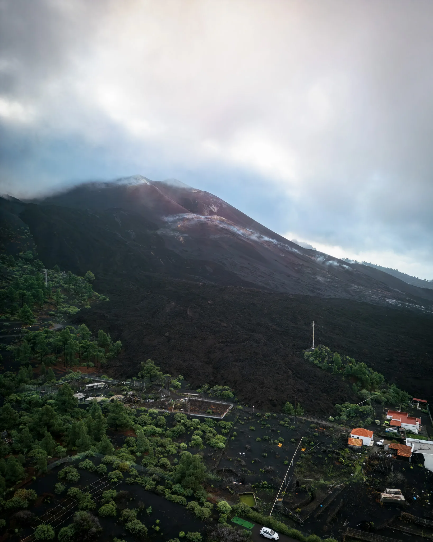 La Palma – widok na wulkaniczne zbocza i chmury nad krajobrazem wyspy