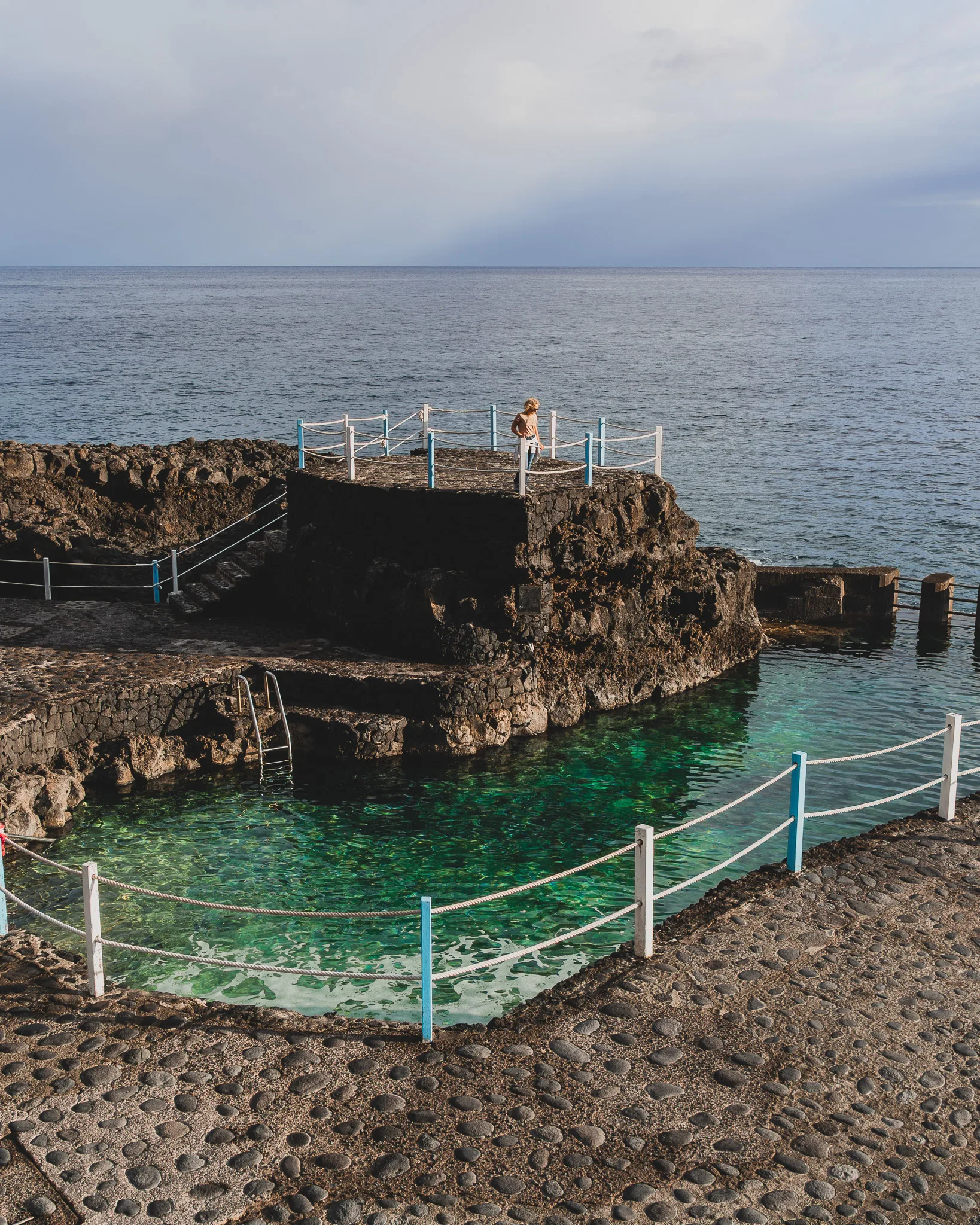 Naturalny basen lawowy na La Palmie, turkusowa woda i kamienne krawędzie nad oceanem