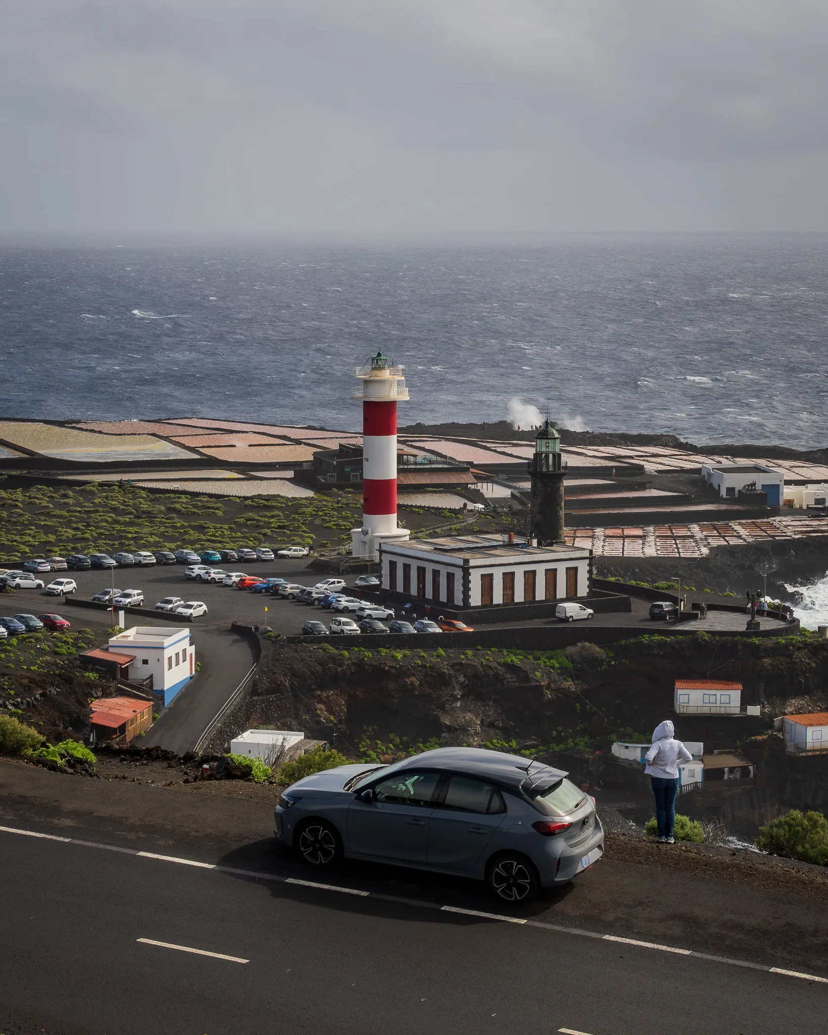 Klify i solniska na wybrzeżu La Palmy