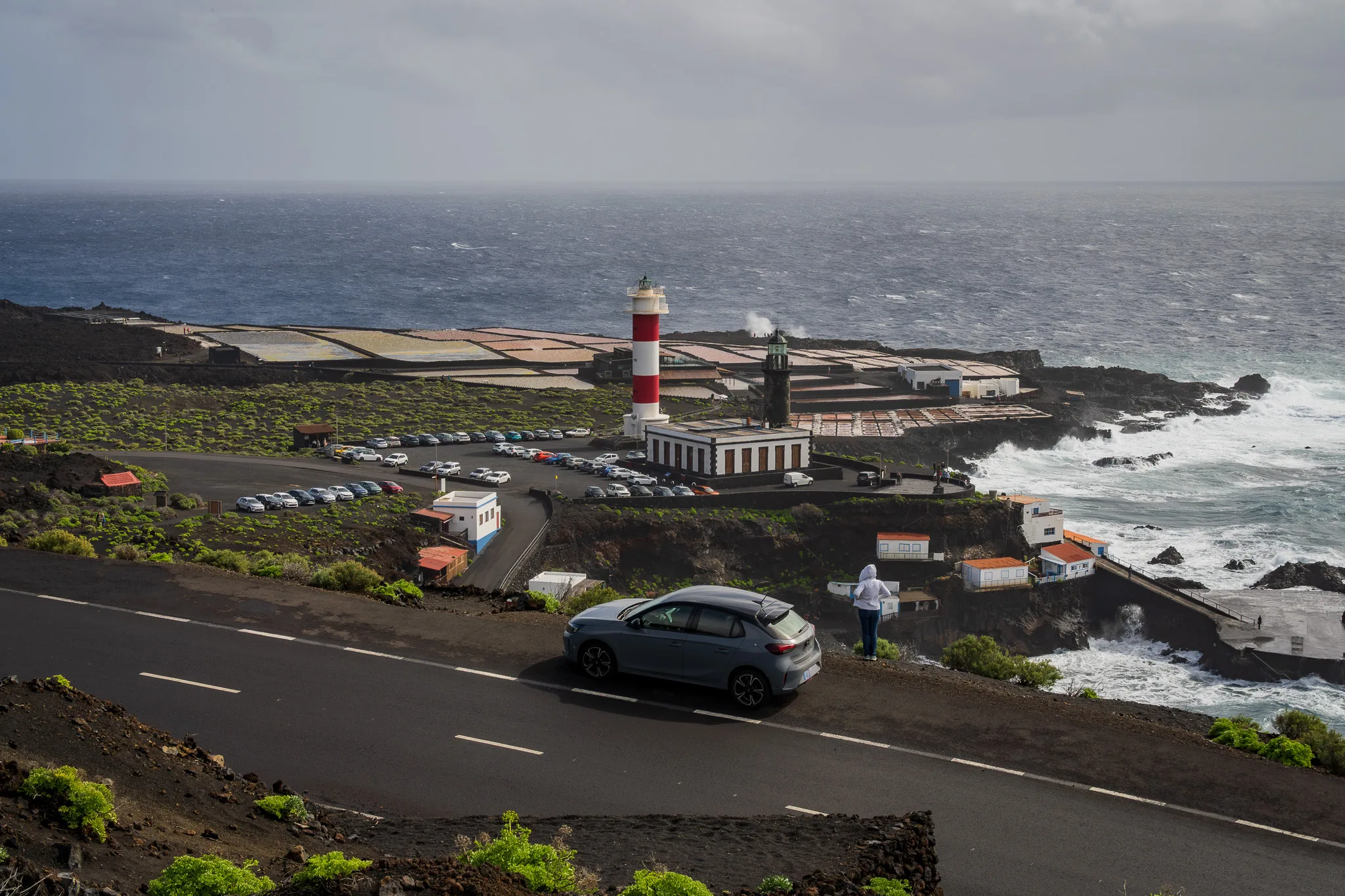 Latarnia morska Faro de Fuencaliente na La Palmie, saliny i ocean widziane z punktu widokowego.