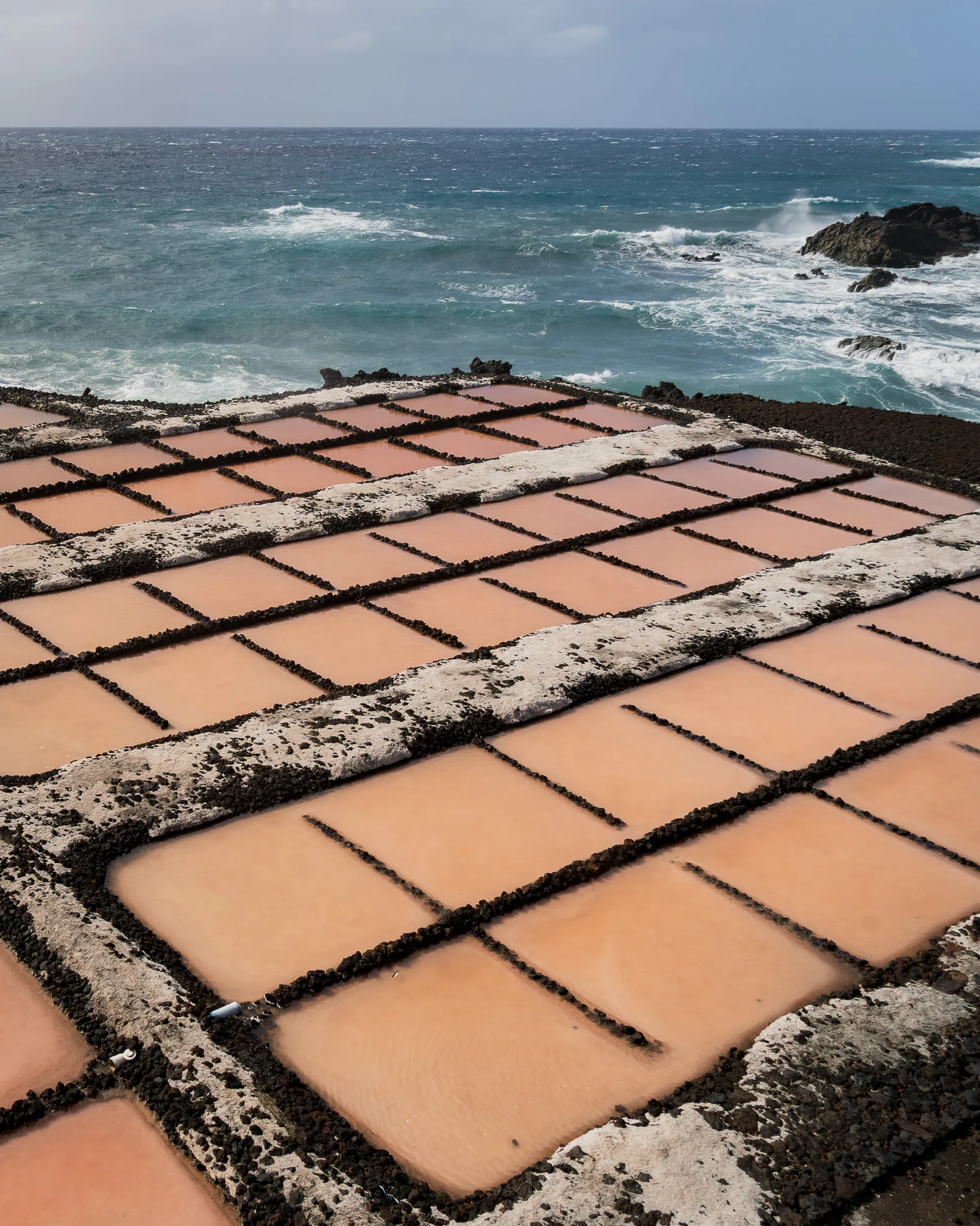 Klify i solniska na wybrzeżu La Palmy