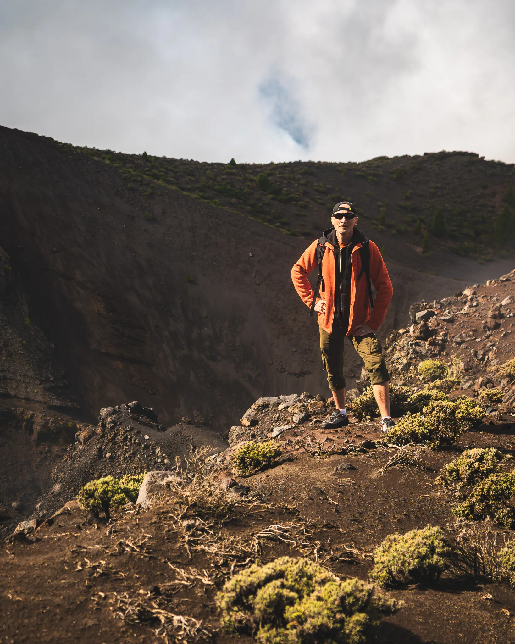 Krater wulkaniczny na La Palmie, surowy krajobraz z roślinnością