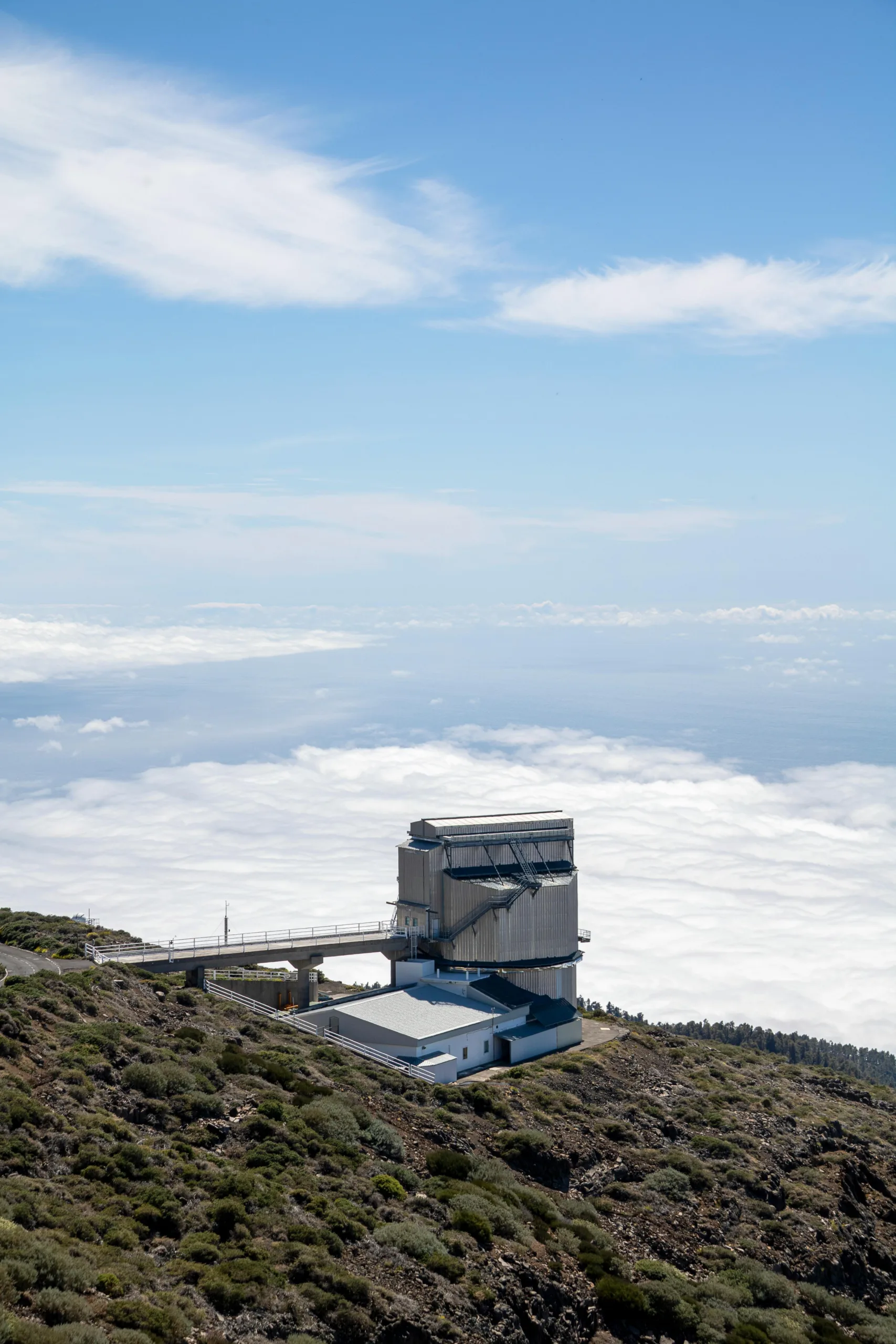 Kompleks obserwatorium na La Palmie, droga prowadząca do budynków i morze chmur