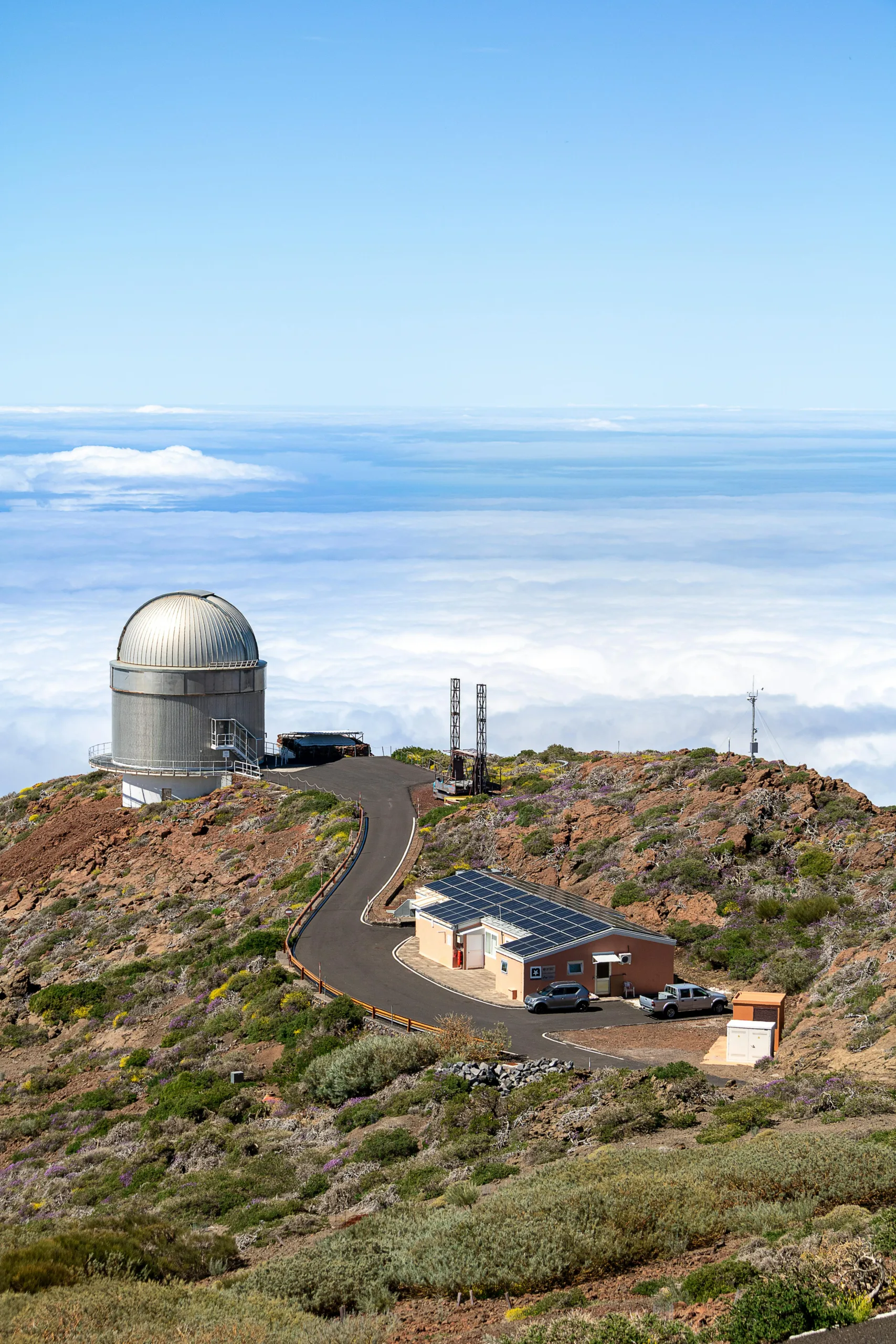 Obserwatorium astronomiczne na La Palmie ponad chmurami, widok na ocean i niebo.