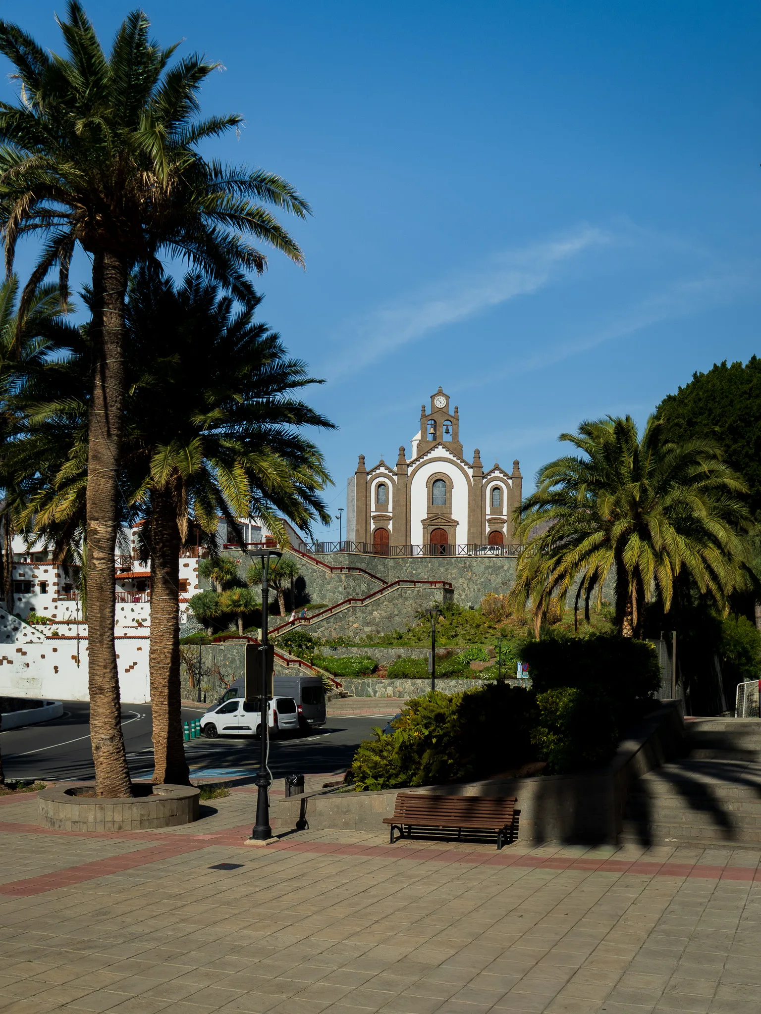 Gran Canaria: kościół na wzgórzu wśród palm, widok z placu i schodów w miasteczku