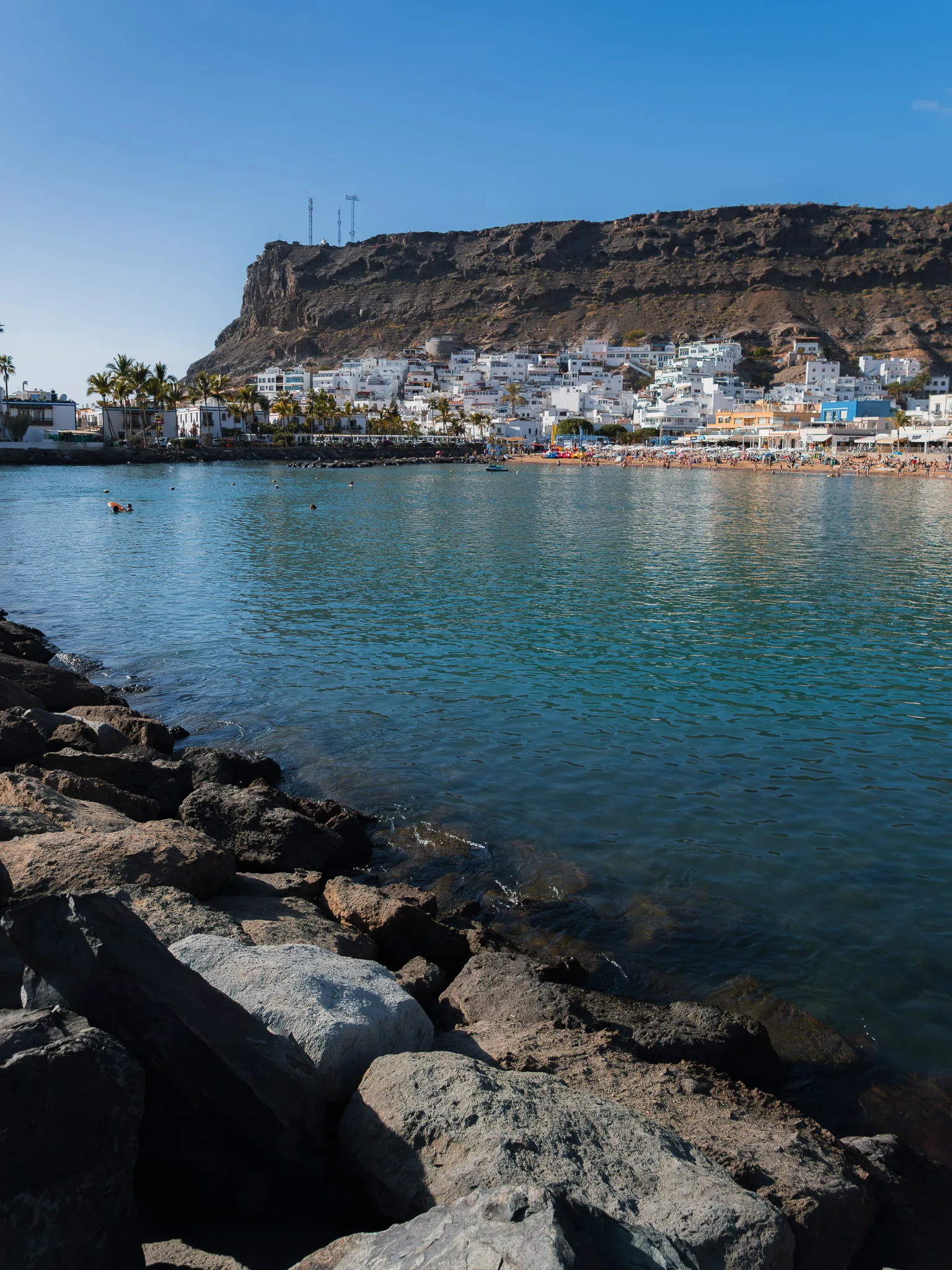 Gran Canaria: Puerto de Mogán – zatoka i plaża z białą zabudową u stóp skalistego wzgórza