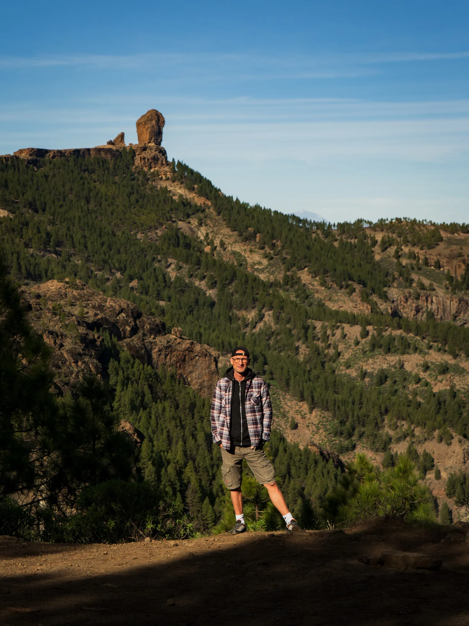 Gran Canaria: Roque Nublo widziany z oddali nad lasem sosnowym, monumentalna skała na grzbiecie gór