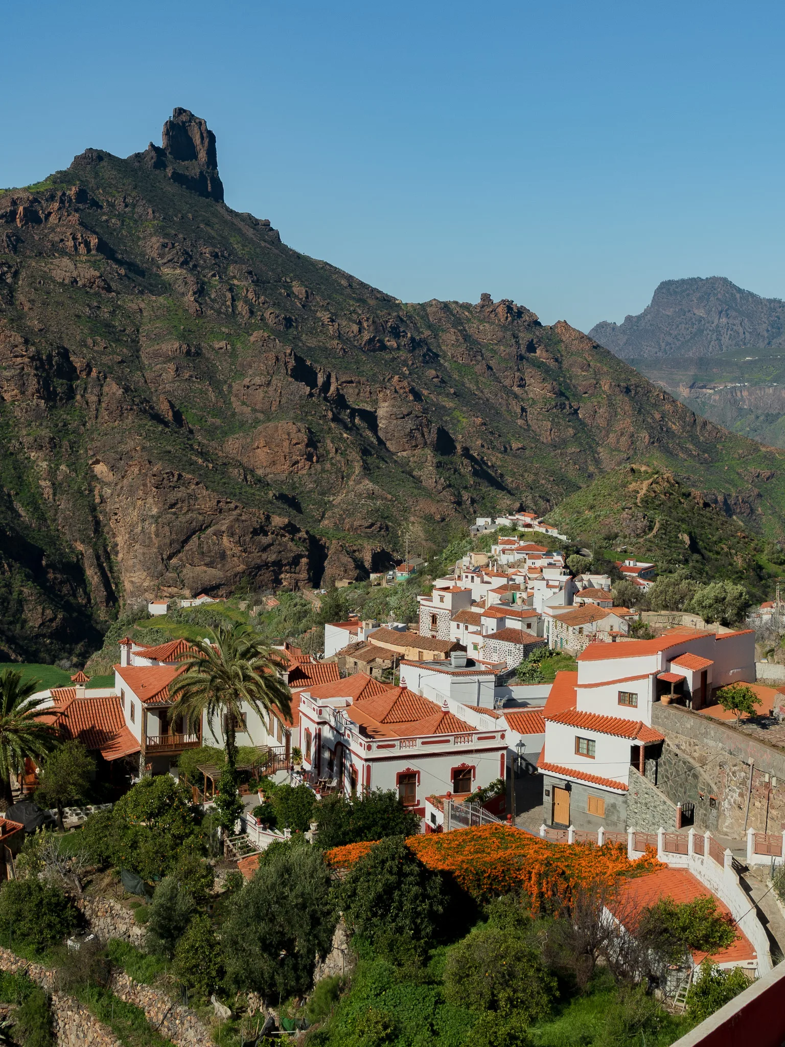 Gran Canaria: Tejeda – panorama miasteczka z białymi domami i czerwonymi dachami, w tle skaliste góry