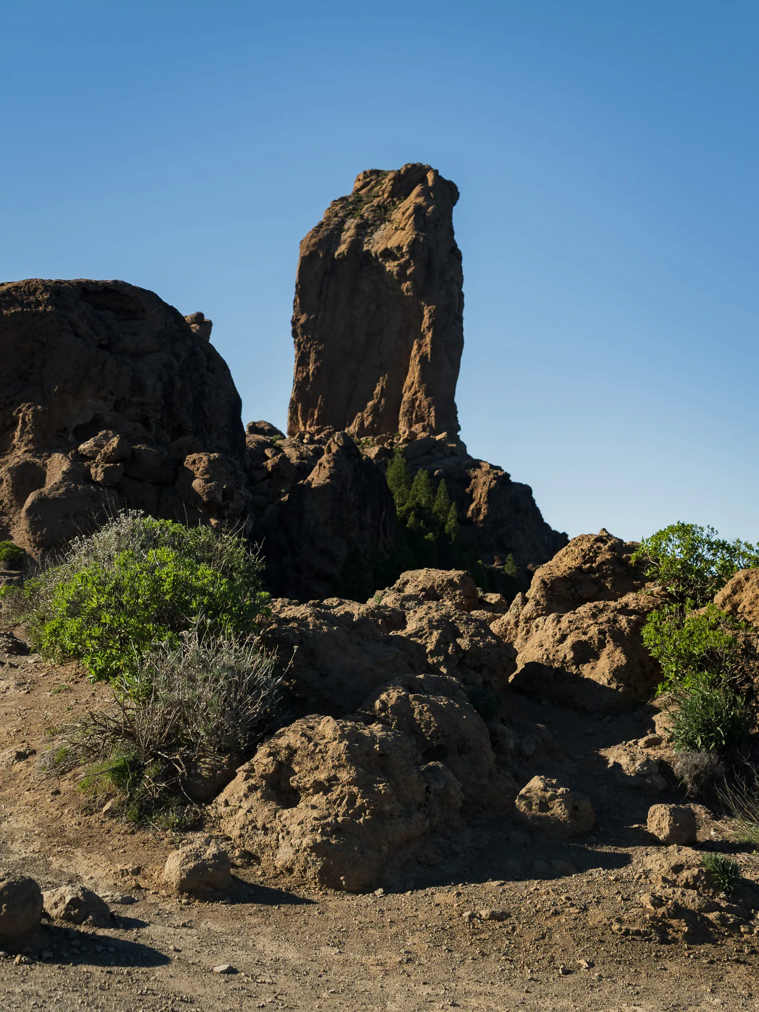 Gran Canaria: Roque Nublo z bliska, skalisty szlak i wulkaniczne głazy na pierwszym planie