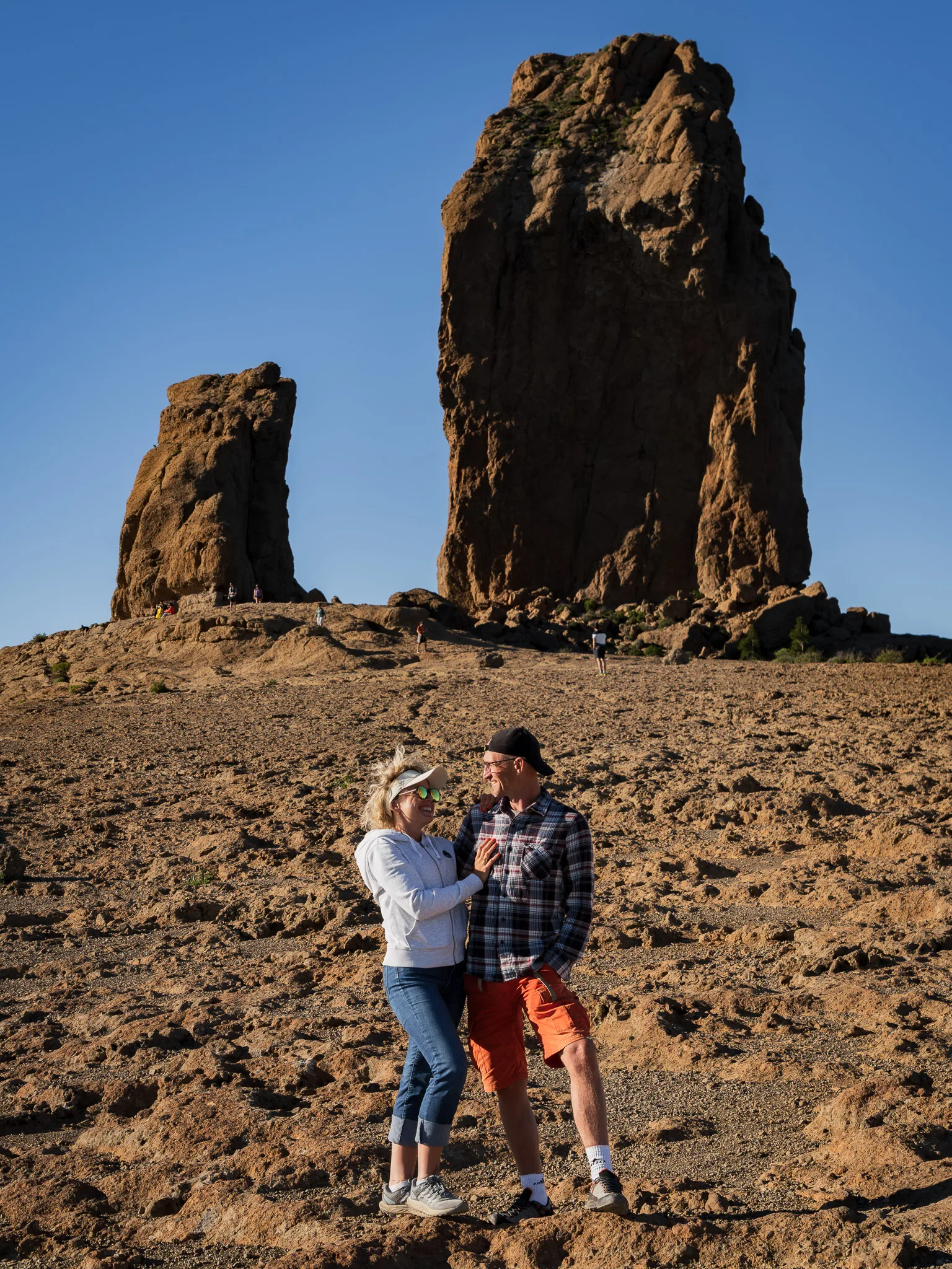 Gran Canaria: para na szlaku pod Roque Nublo, w tle potężne formacje skalne i niebo bez chmur