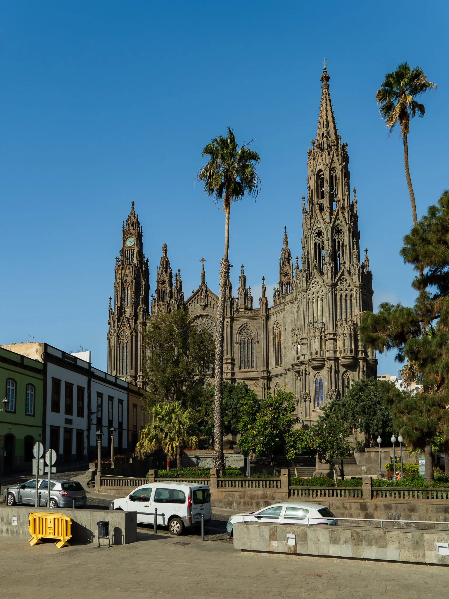 Gran Canaria: Arucas – imponująca katedra Iglesia de San Juan Bautista wśród palm i miejskich kamienic