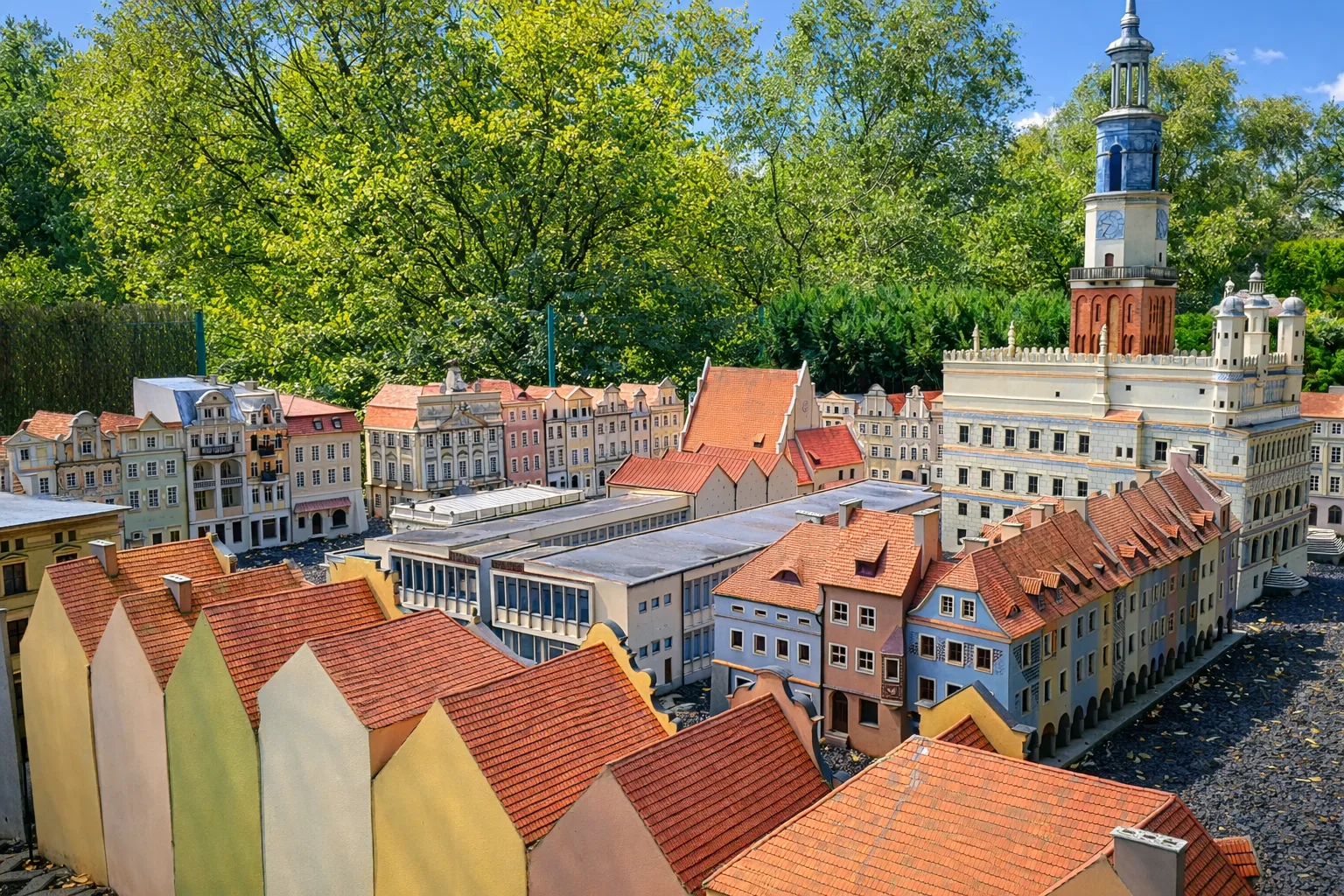 Skansen Miniatur w Pobiedziskach z modelami zabytków Wielkopolski ustawionymi w zielonym parku.