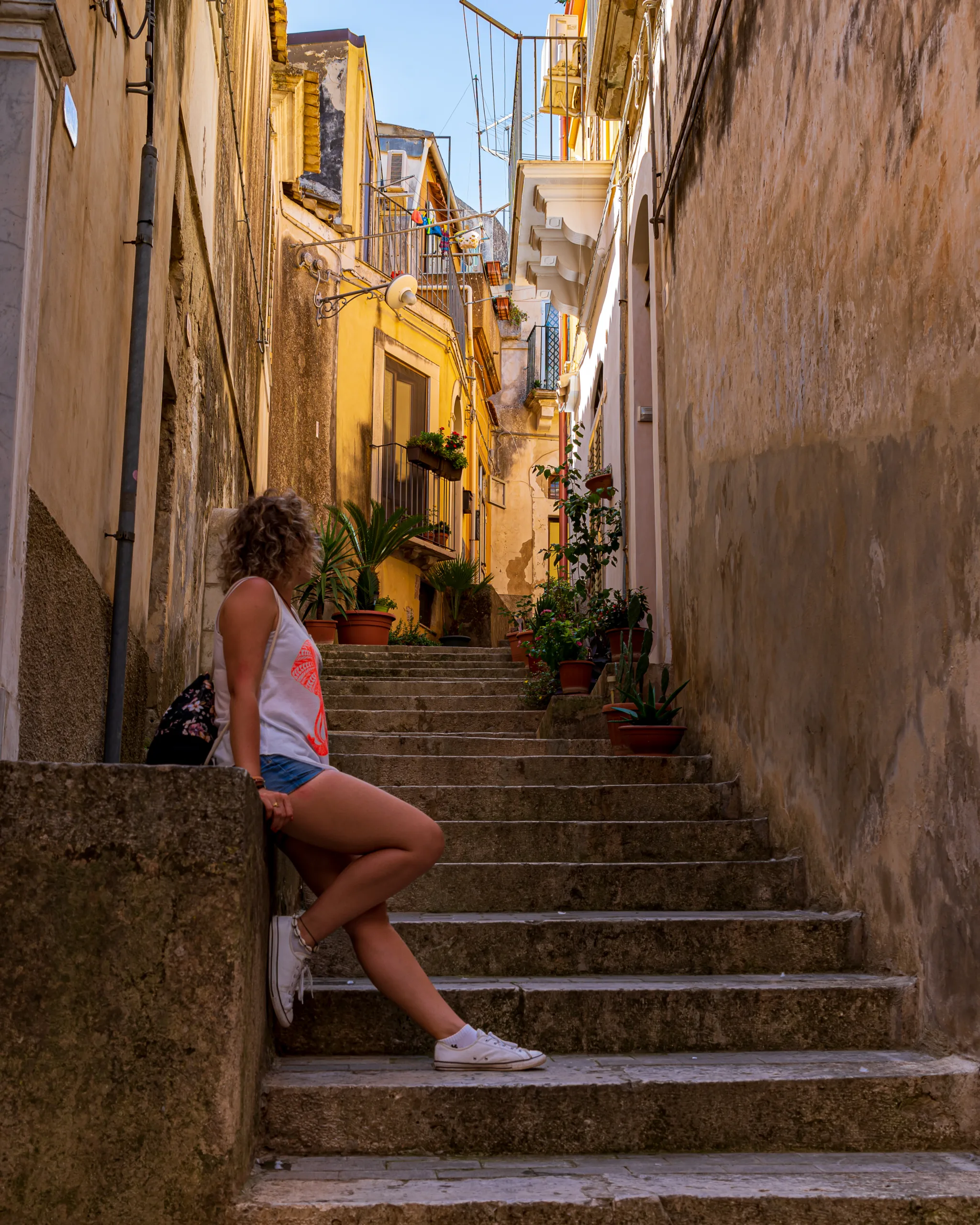Wąska uliczka ze schodami w Ragusa Ibla na Sycylii, jedno z klimatycznych miejsc do zobaczenia w Ragusie