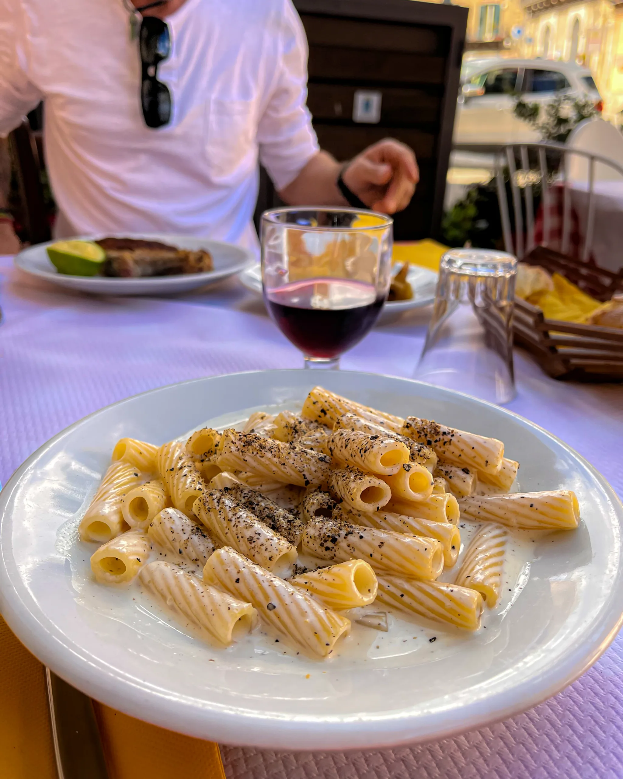Makaron cacio e pepe w trattorii La Bettola w Ragusa Ibla na Sycylii