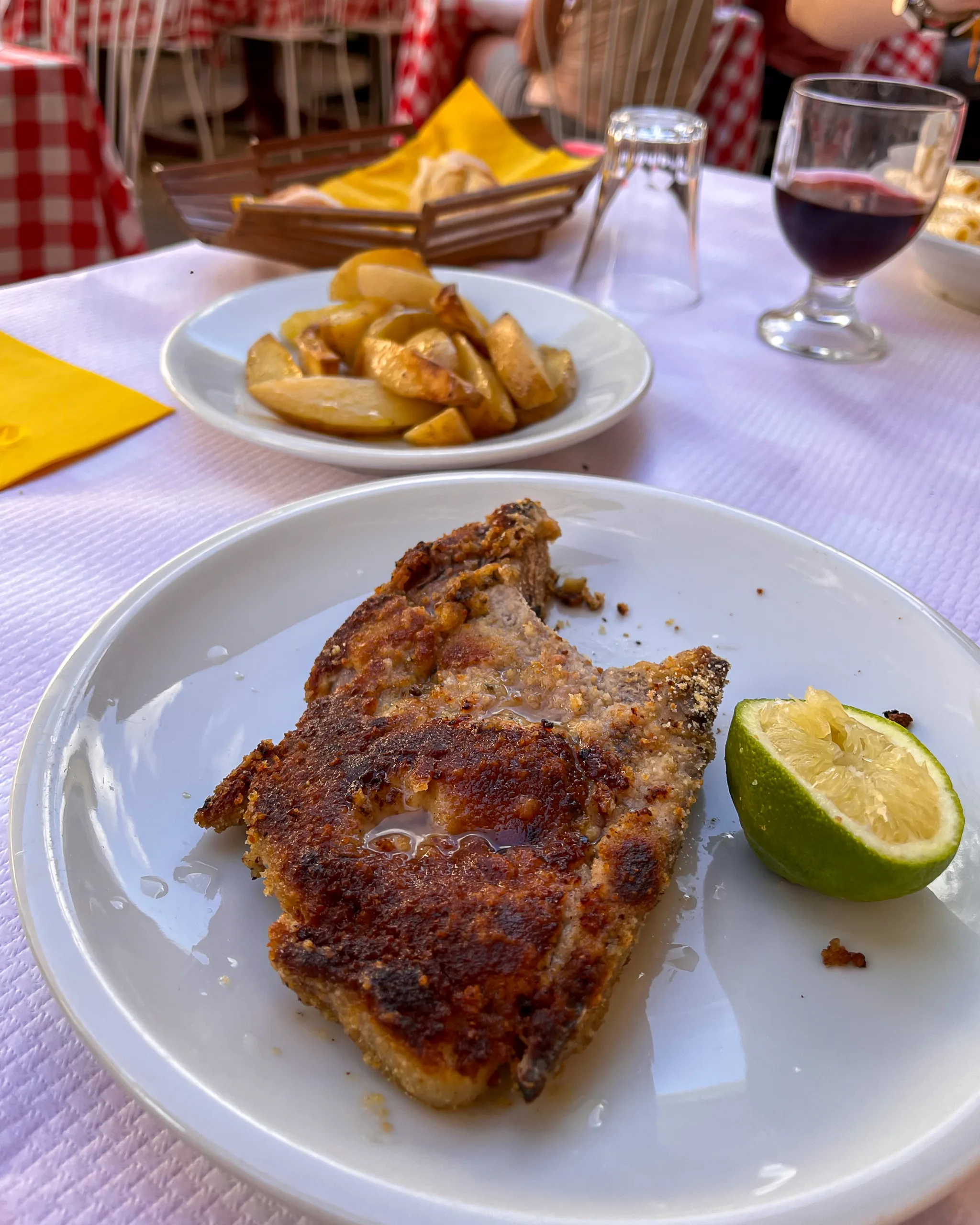 Kotlet po palermitańsku z pieczonymi ziemniakami w trattorii La Bettola w Ragusa Ibla