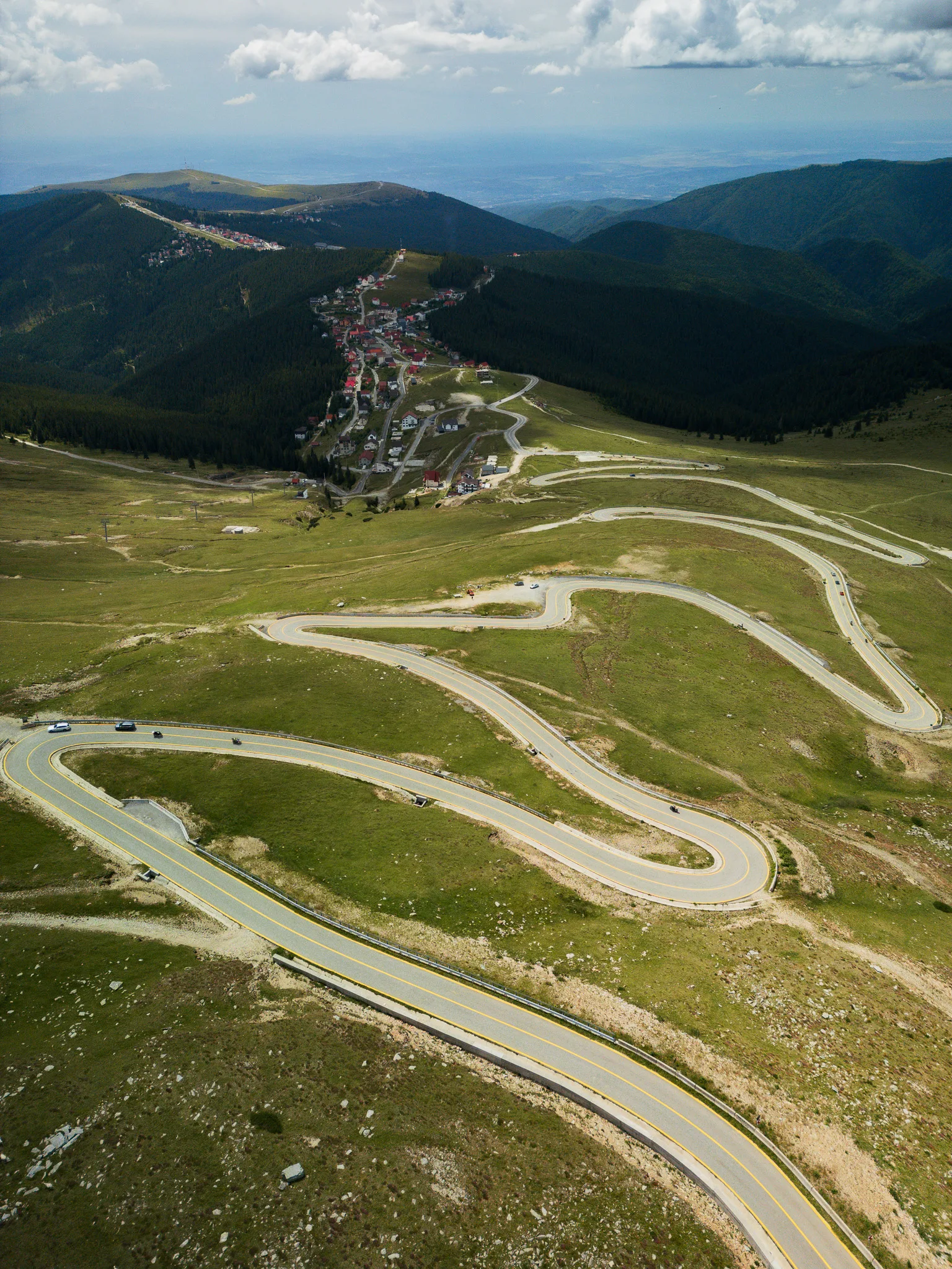 Widok z drona na serpentyny Trasy Transalpina prowadzące w stronę górskiej miejscowości Rânca.