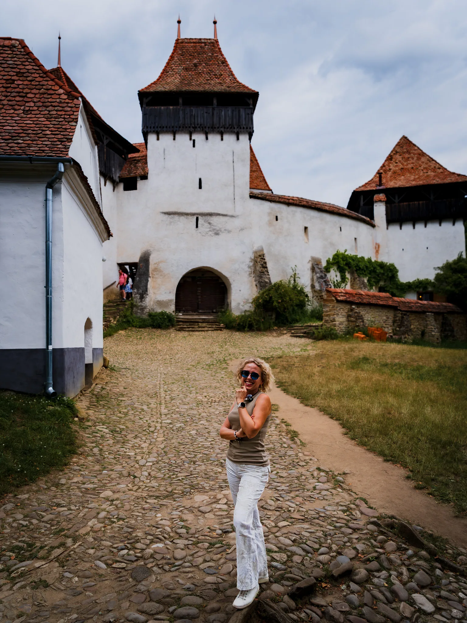 Kamienne mury i drewniana wieża kościoła warownego w Viscri w Rumunii