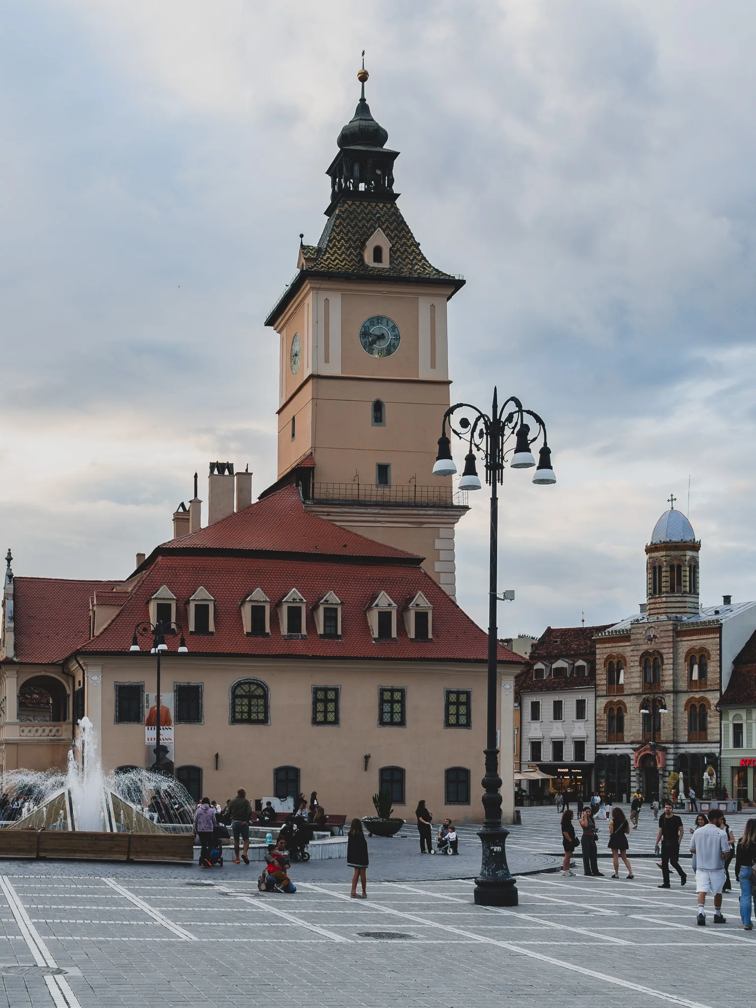 Dom Rady z wieżą zegarową na placu Piața Sfatului w centrum Braszowa.