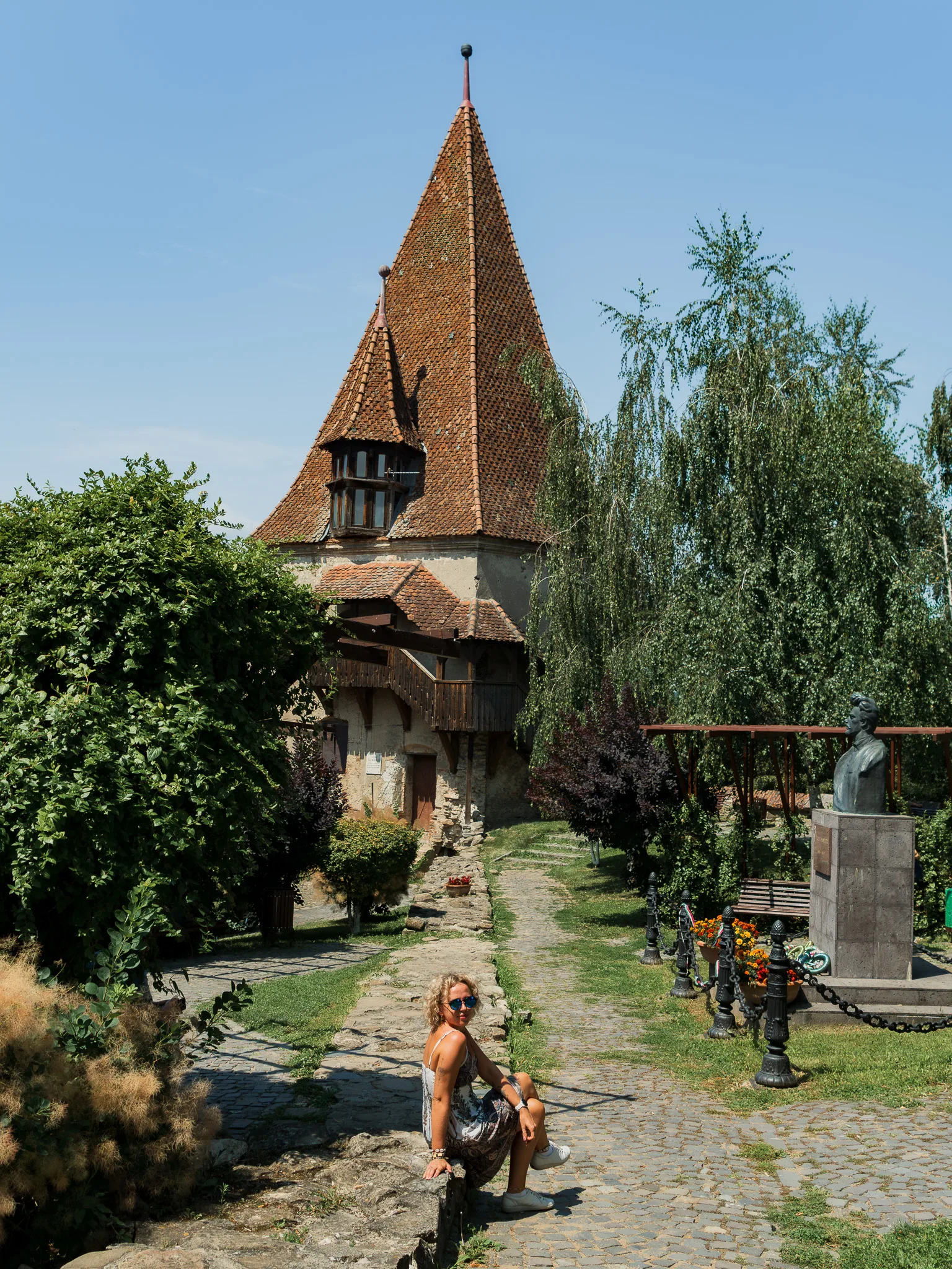 Wieża Szewców i popiersie Vlada Palownika w cytadeli Sighișoary.