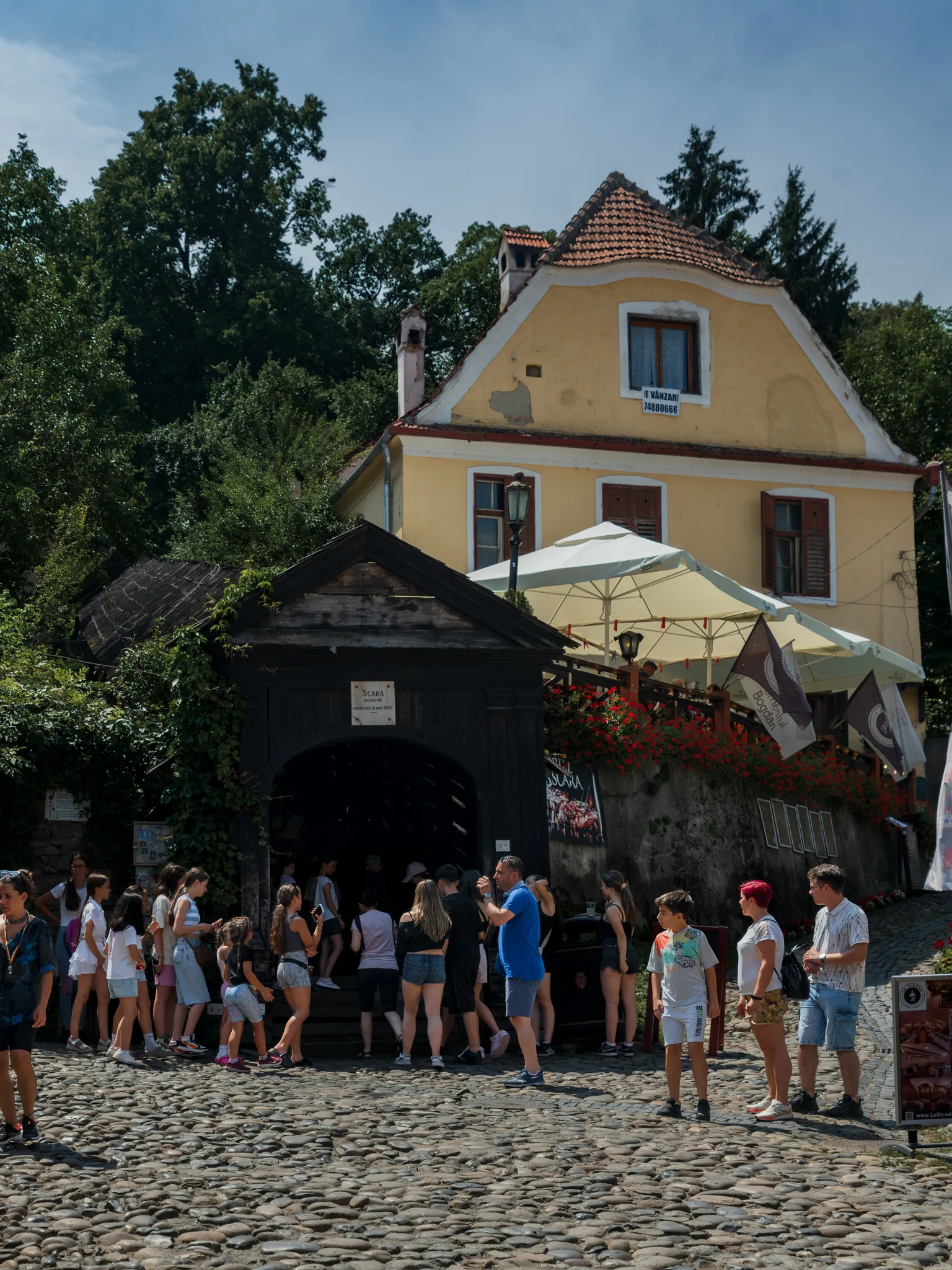 Wejście do zadaszonych Schodów Szkolnych w Sighișoarze.