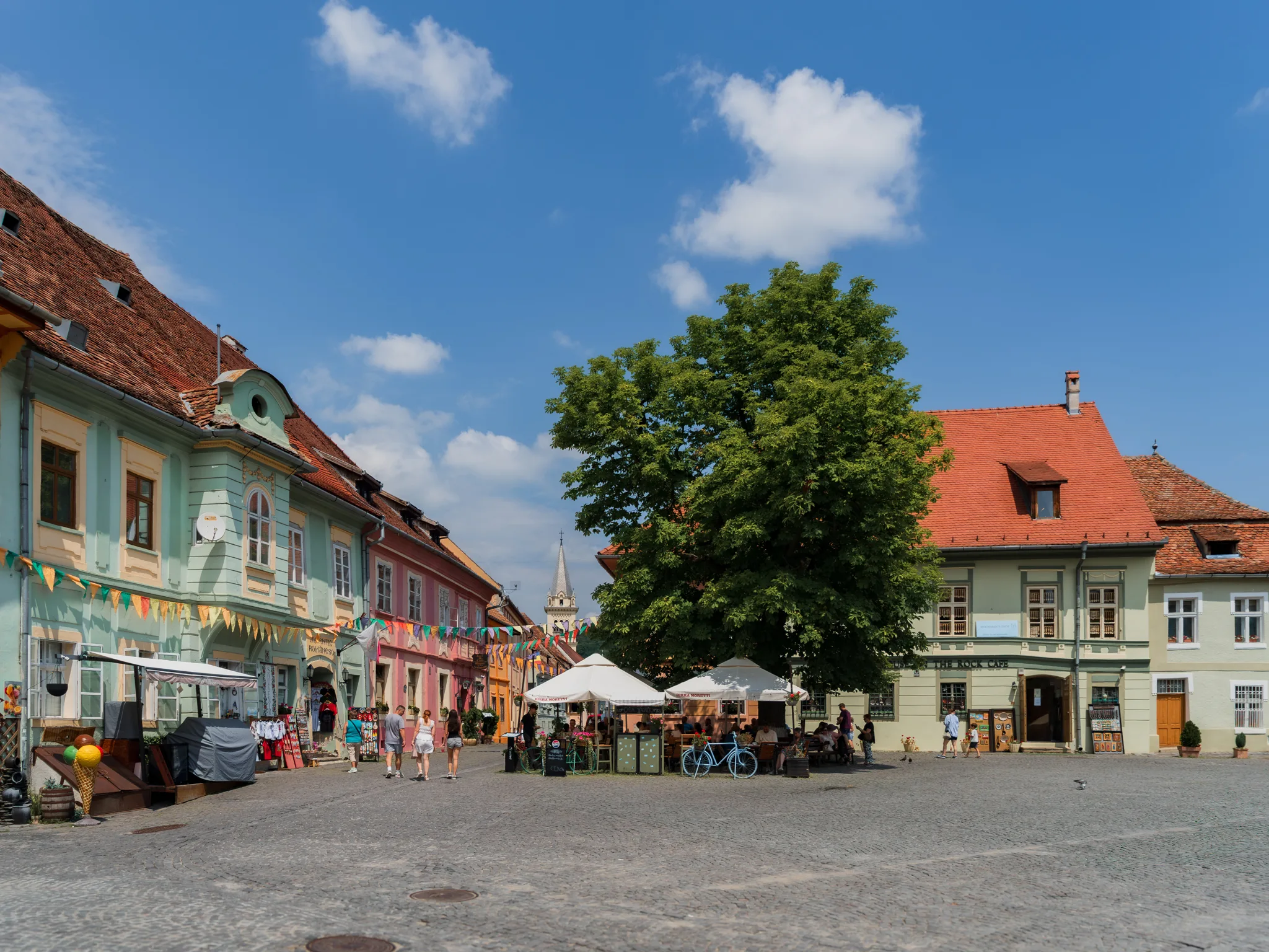 Plac Cytadeli otoczony kolorowymi kamienicami na Starym Mieście w Sighișoarze.