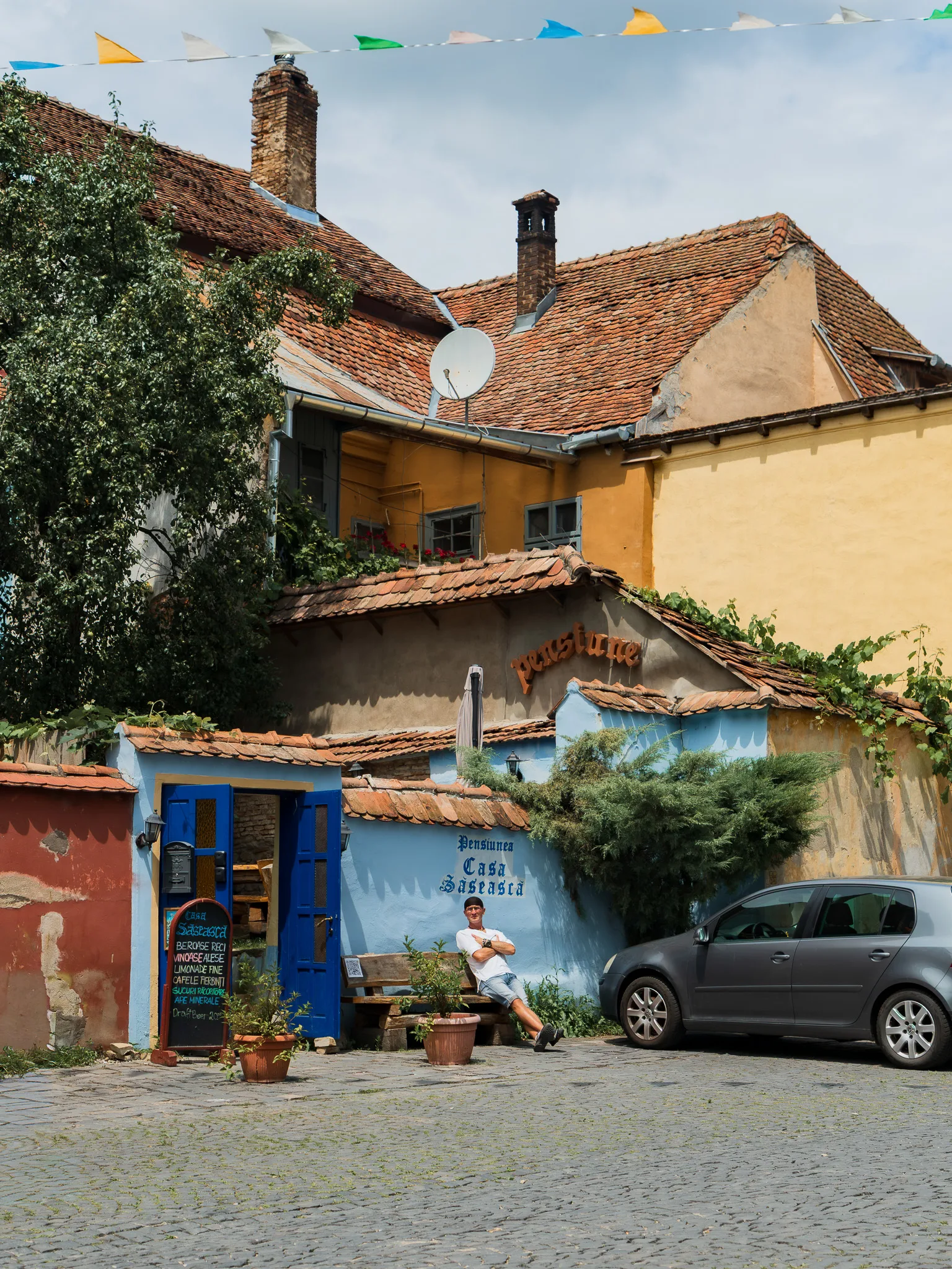 Kolorowy pensjonat Casa Săsească w zabytkowej części Sighișoary.