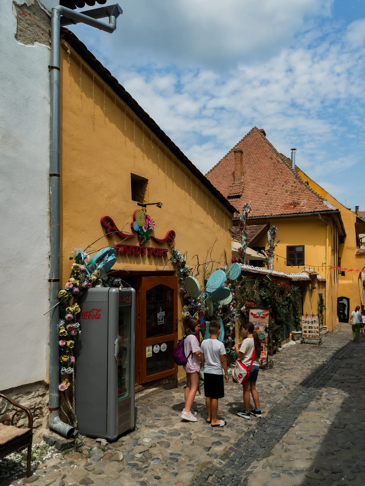 Brukowana uliczka z kolorowymi kamienicami na Starym Mieście w Sighișoarze.