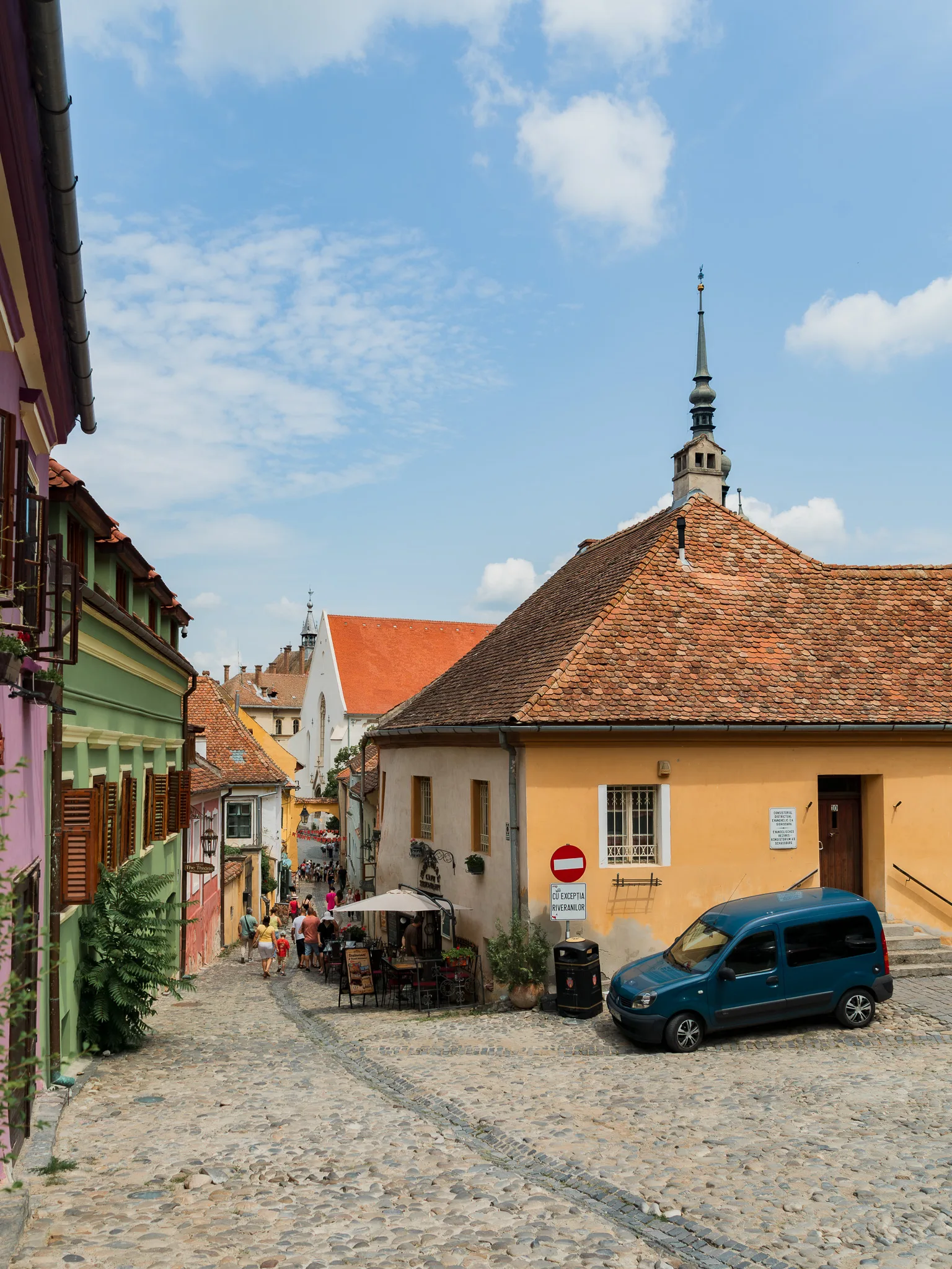 Kolorowe kamienice i dachy Starego Miasta w Sighișoarze.