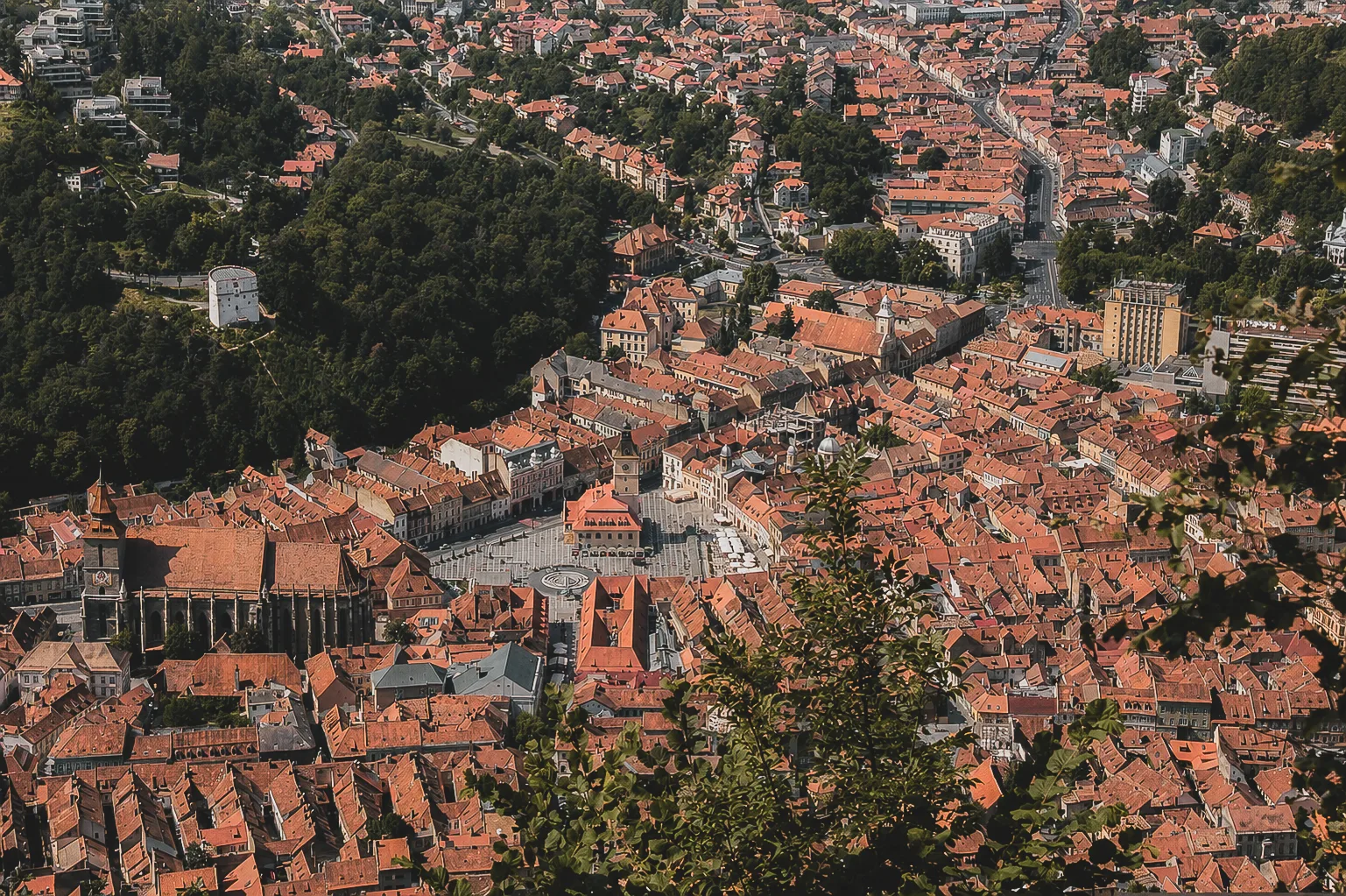 Panorama Starego Miasta w Braszowie z Czarnym Kościołem, placem Piața Sfatului i Białą Wieżą widziana ze wzgórza Tâmpa.